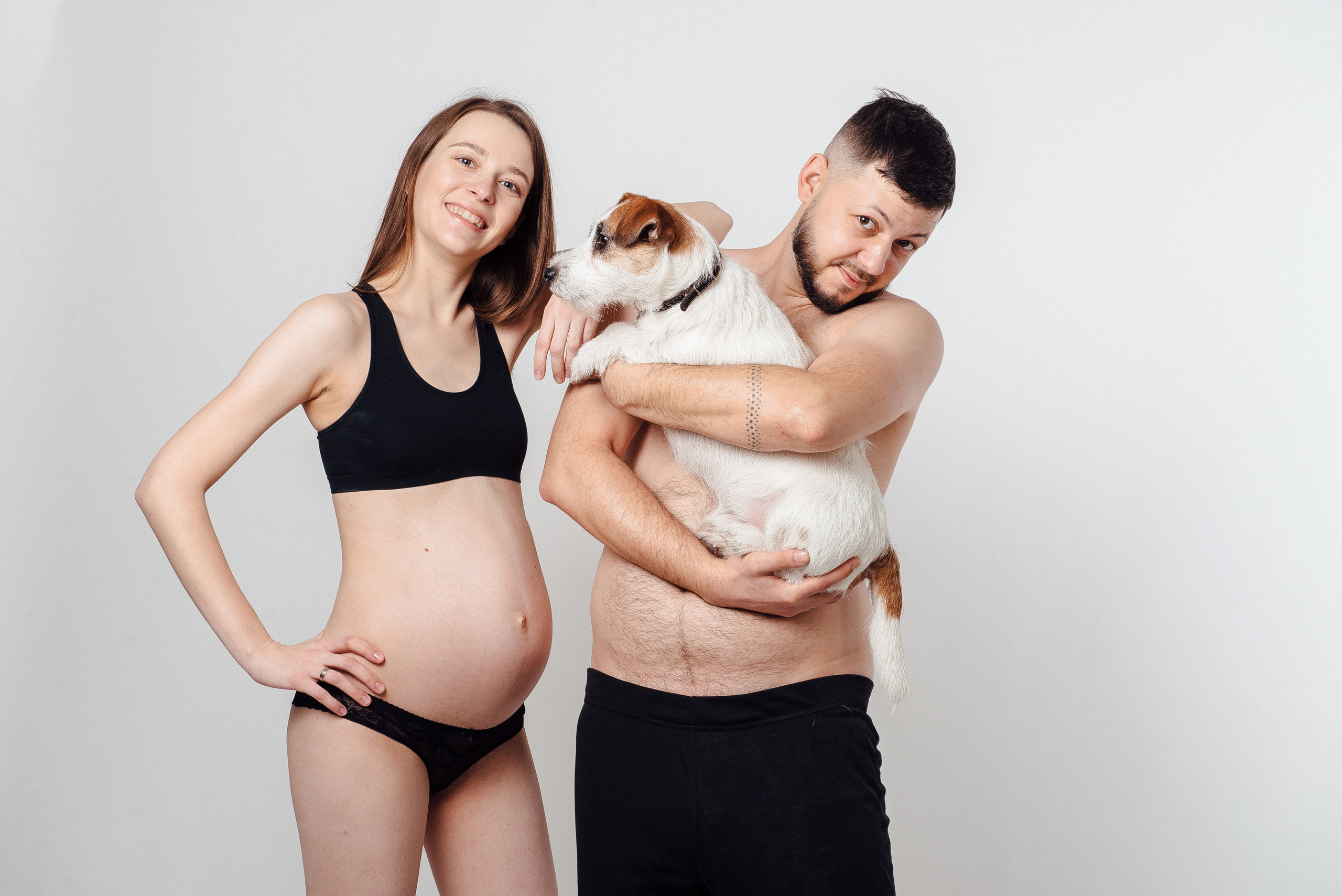 Pregnancy photo session in a photo studio with a dog. Ivan Skufinsky — wedding and family photographer in Vancouver