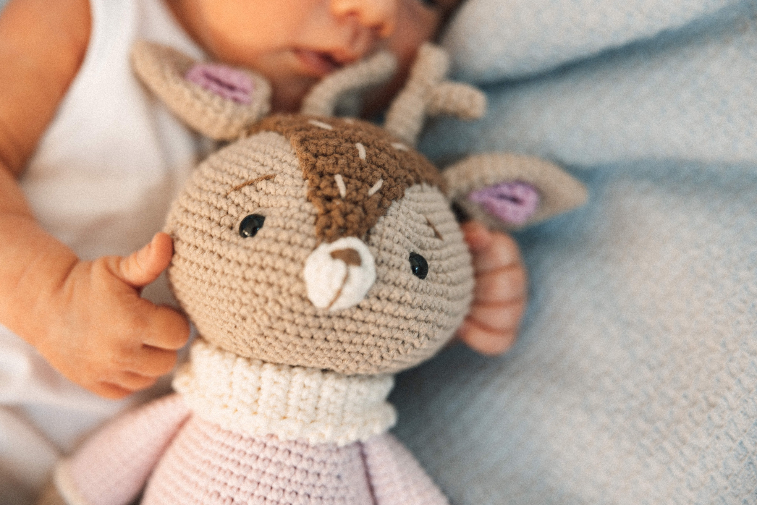 Family photo session at home. home family photo session with a newborn. Ivan Skufinsky — wedding and family photographer in Vancouver