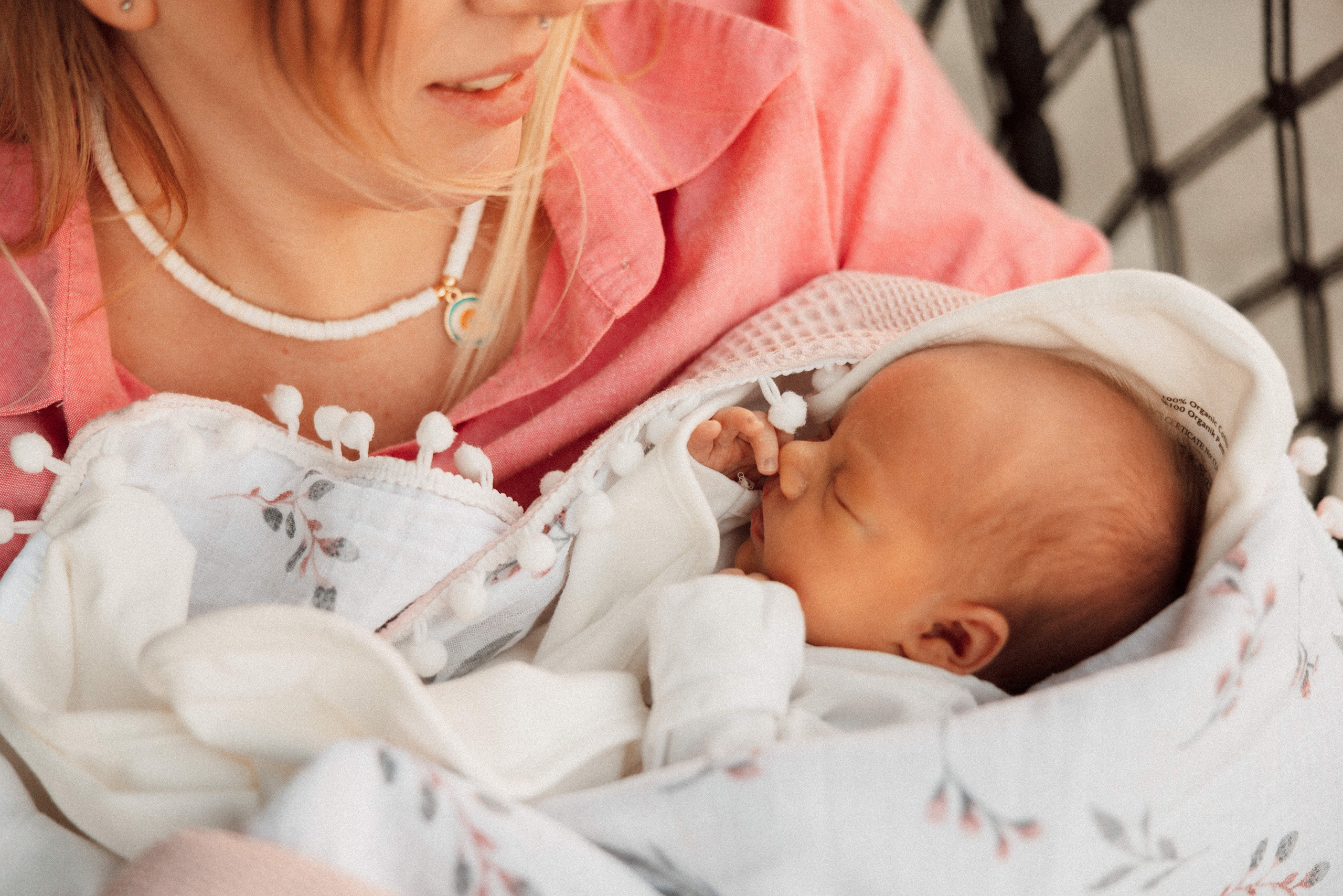 Family photo session at home. home family photo session with a newborn. Ivan Skufinsky — wedding and family photographer in Vancouver