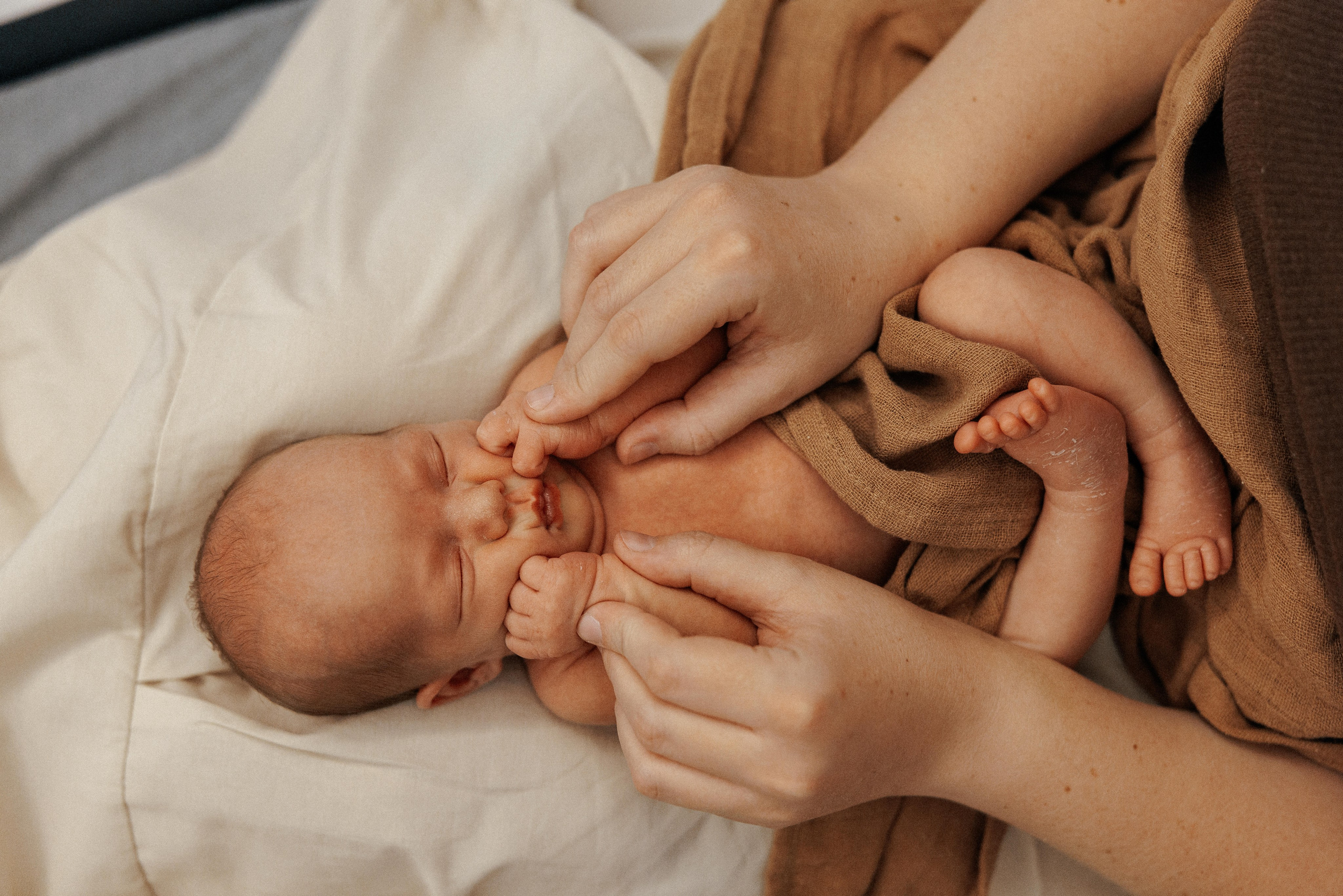 Family photo session at home. home family photo session with a newborn. Ivan Skufinsky — wedding and family photographer in Vancouver