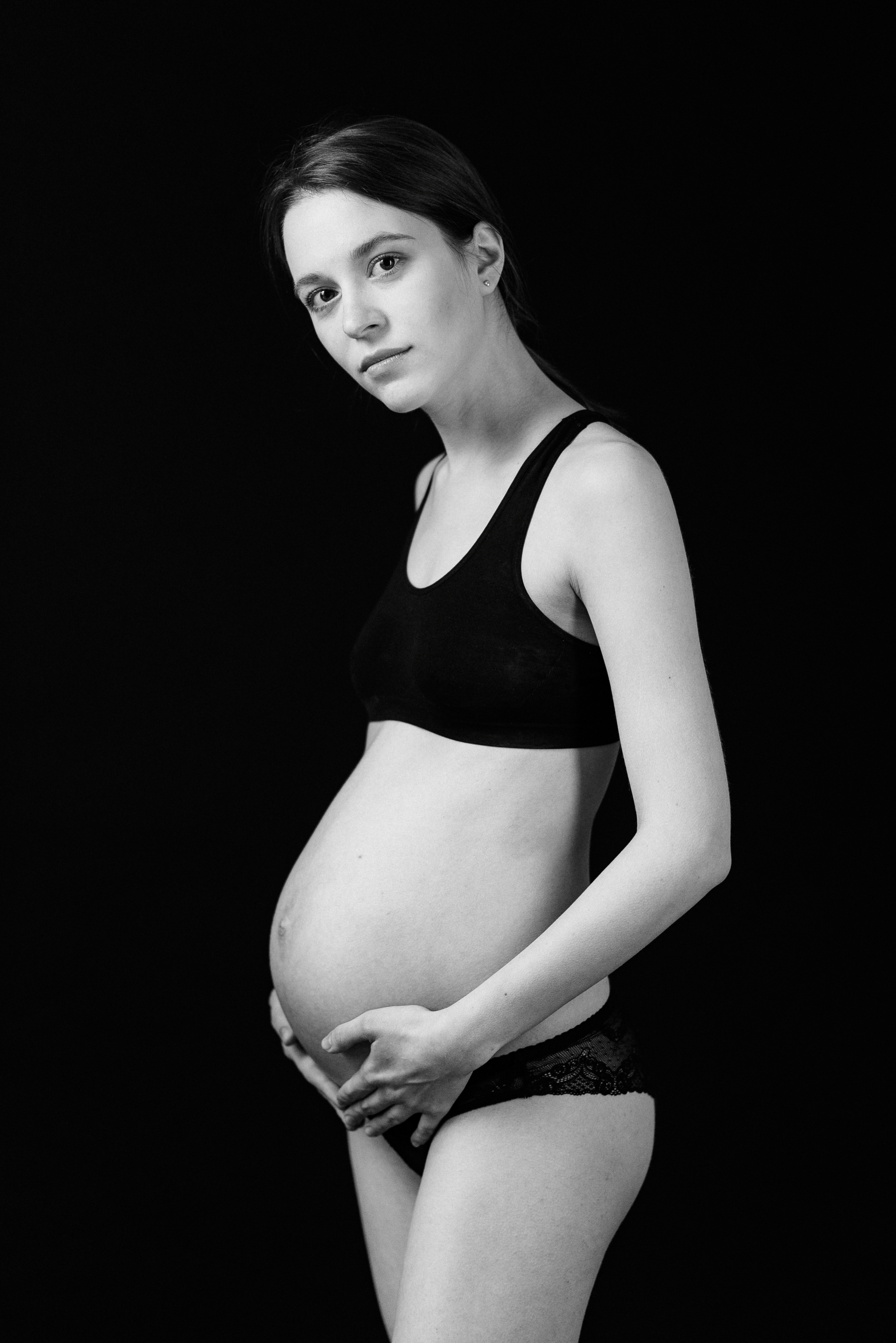 Pregnancy photo session in a photo studio with a dog. Ivan Skufinsky — wedding and family photographer in Vancouver