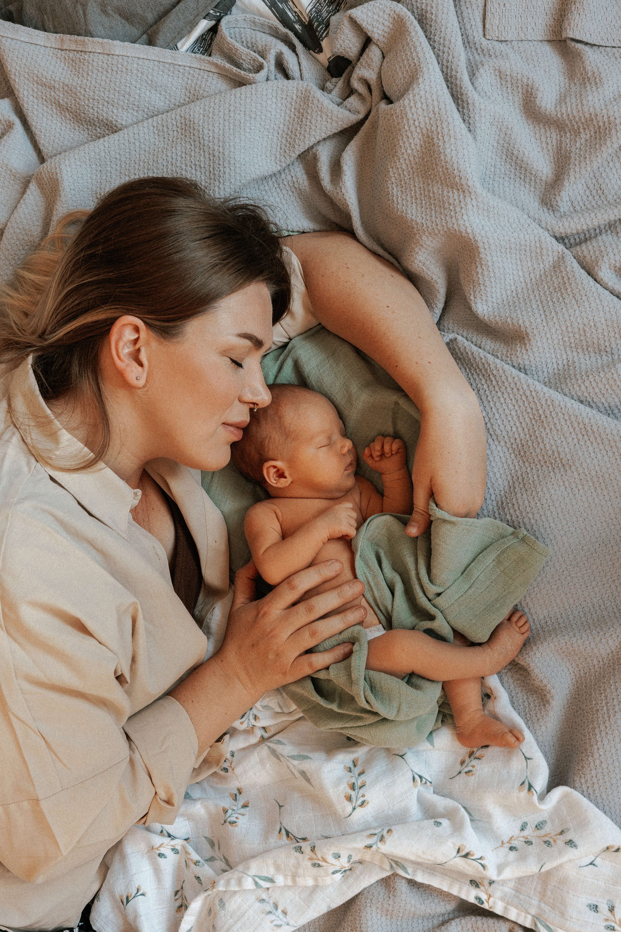 Family photo session at home. home family photo session with a newborn. Ivan Skufinsky — wedding and family photographer in Vancouver