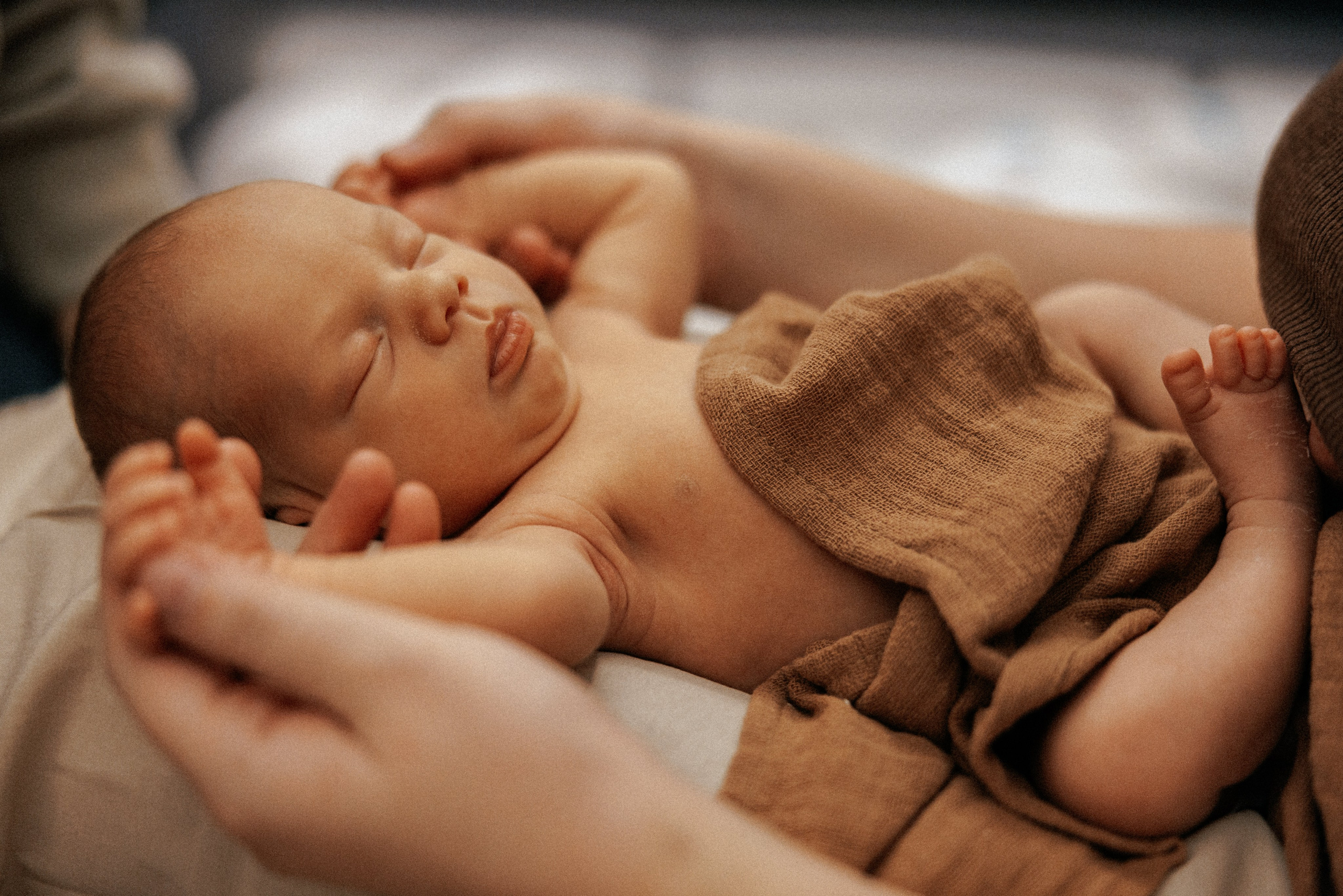 Family photo session at home. home family photo session with a newborn. Ivan Skufinsky — wedding and family photographer in Vancouver