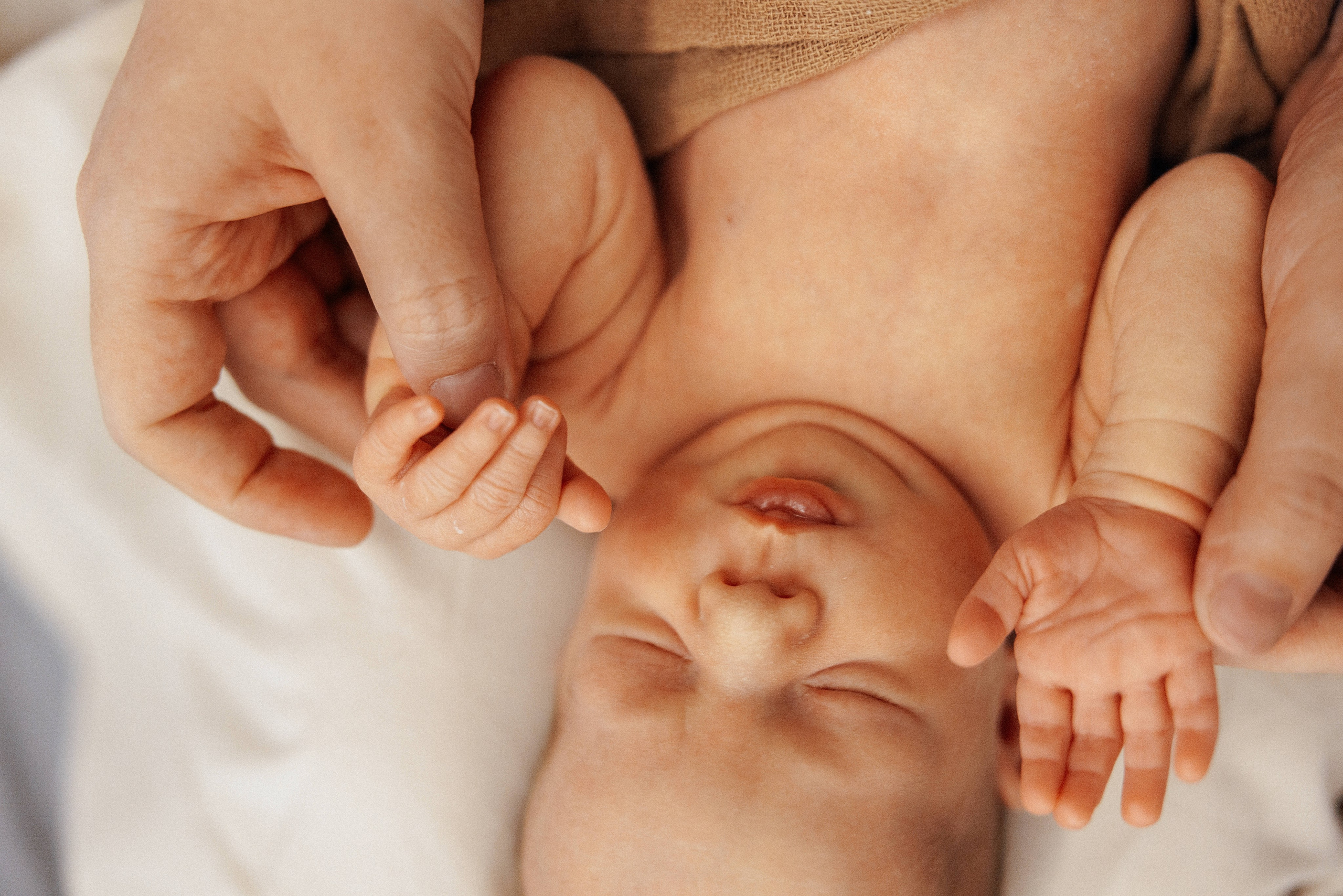 Family photo session at home. home family photo session with a newborn. Ivan Skufinsky — wedding and family photographer in Vancouver