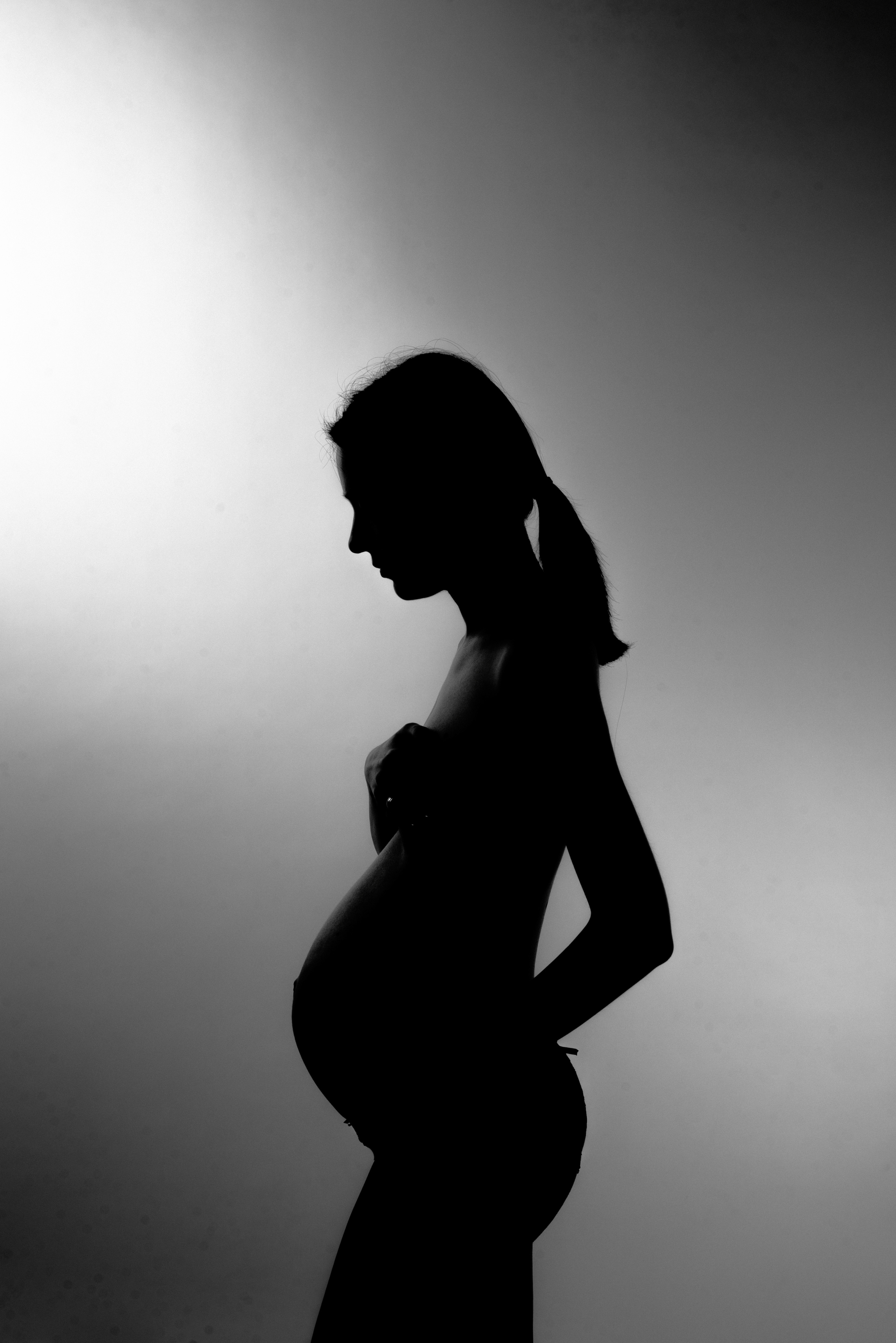 Pregnancy photo session in a photo studio with a dog. Ivan Skufinsky — wedding and family photographer in Vancouver