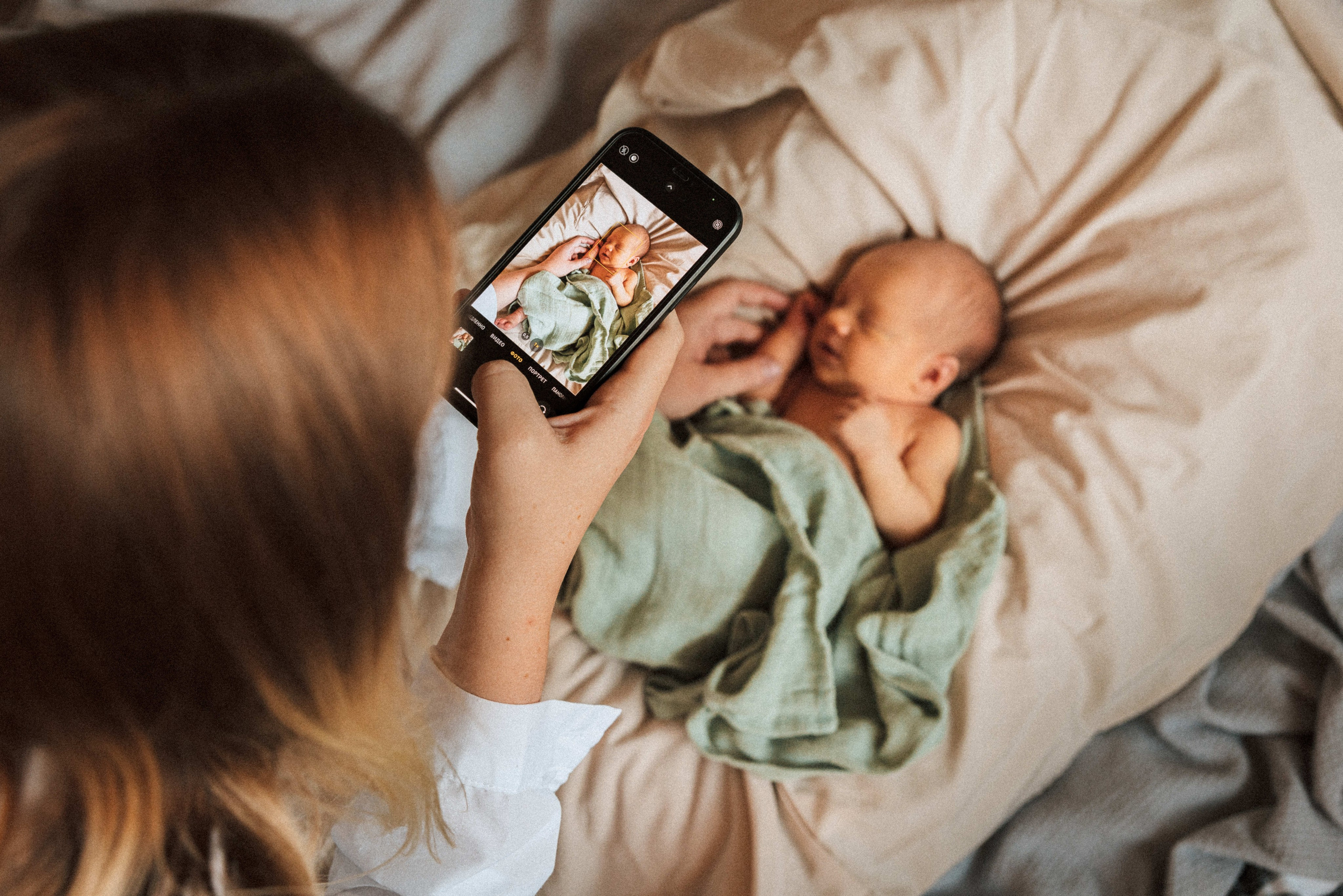 Family photo session at home. home family photo session with a newborn. Ivan Skufinsky — wedding and family photographer in Vancouver