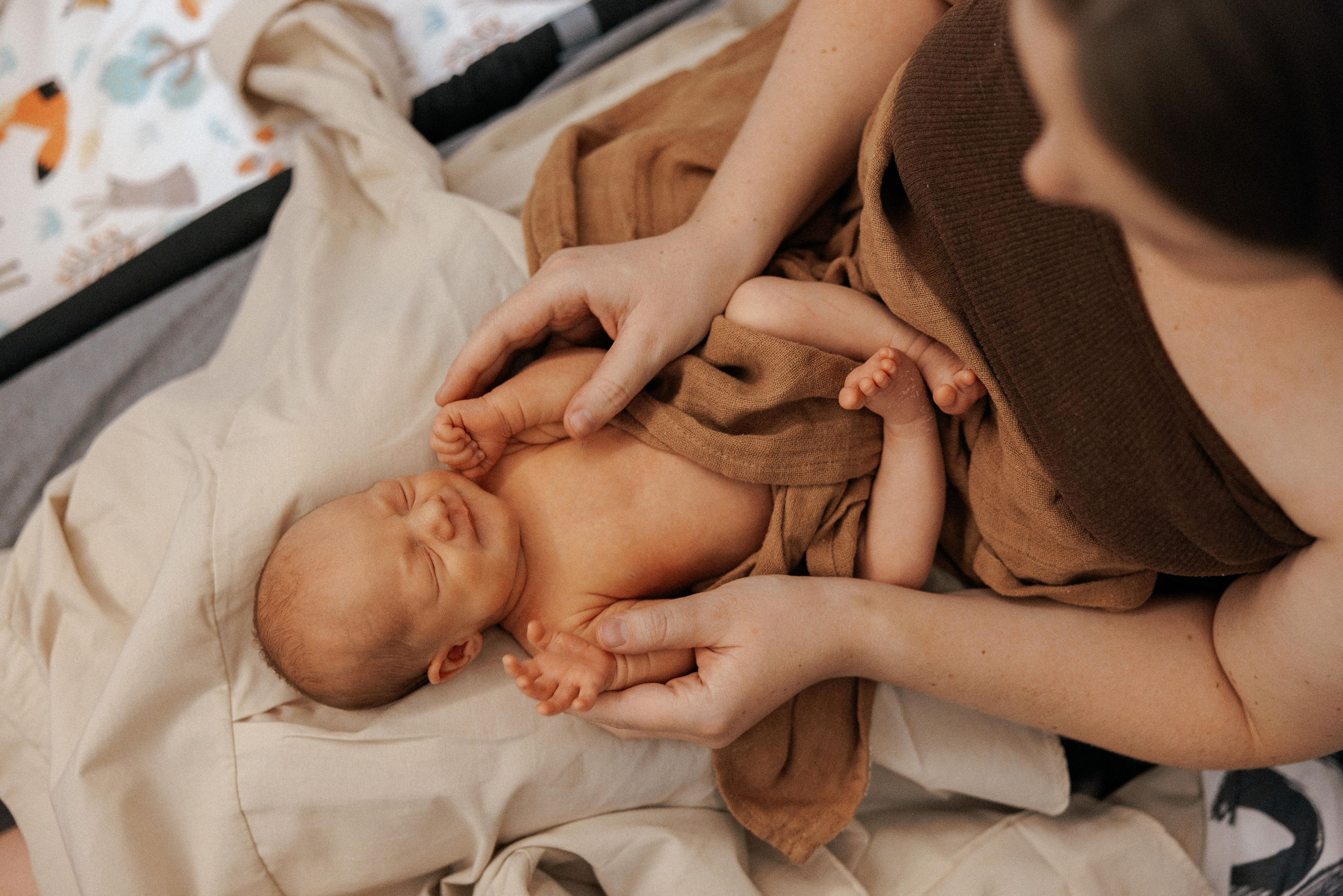Family photo session at home. home family photo session with a newborn. Ivan Skufinsky — wedding and family photographer in Vancouver