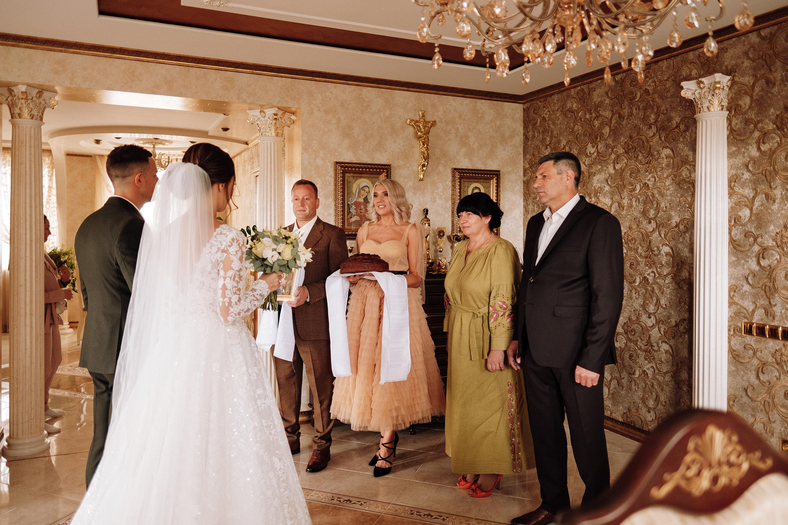 родители благословляют пару