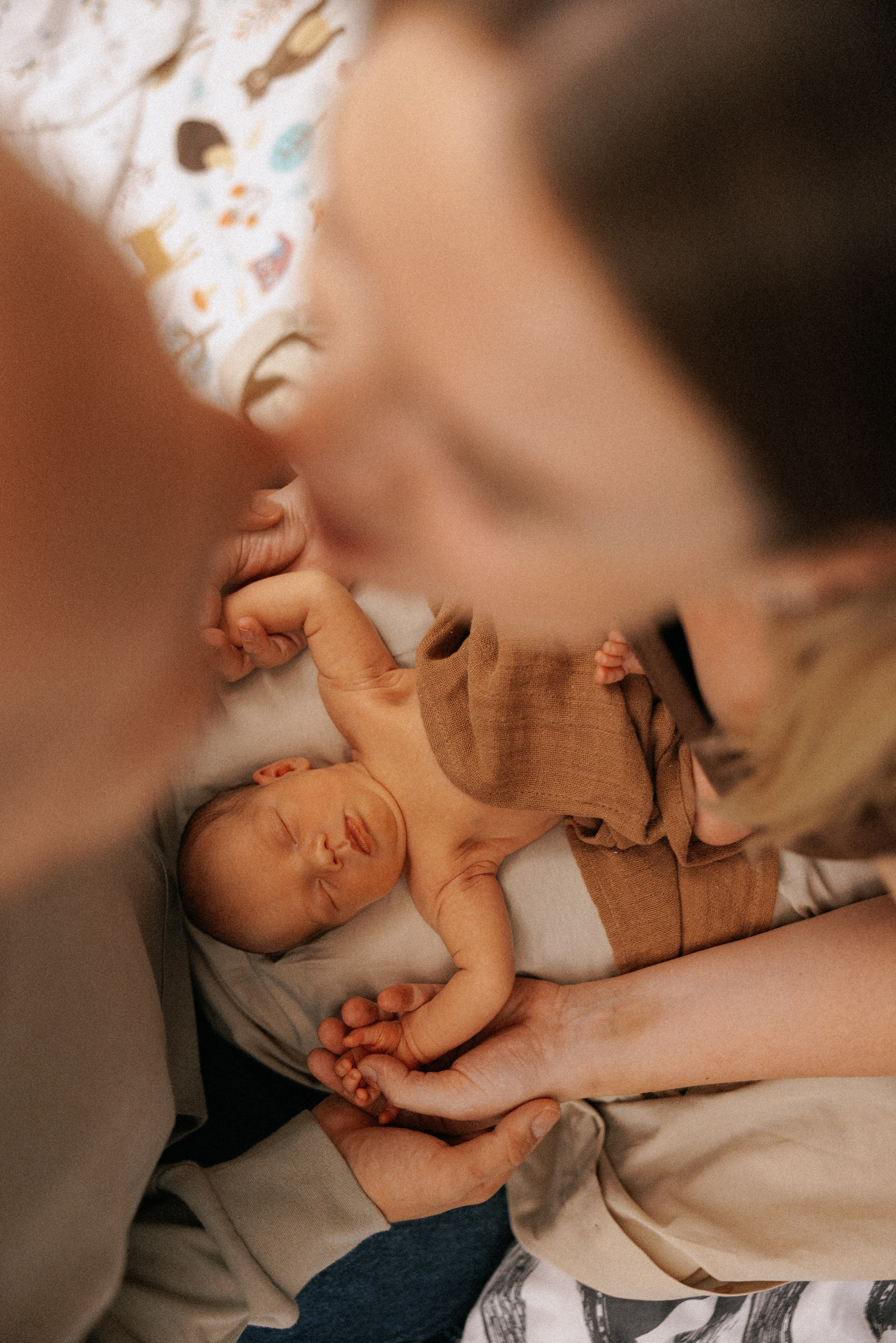 Family photo session at home. home family photo session with a newborn. Ivan Skufinsky — wedding and family photographer in Vancouver