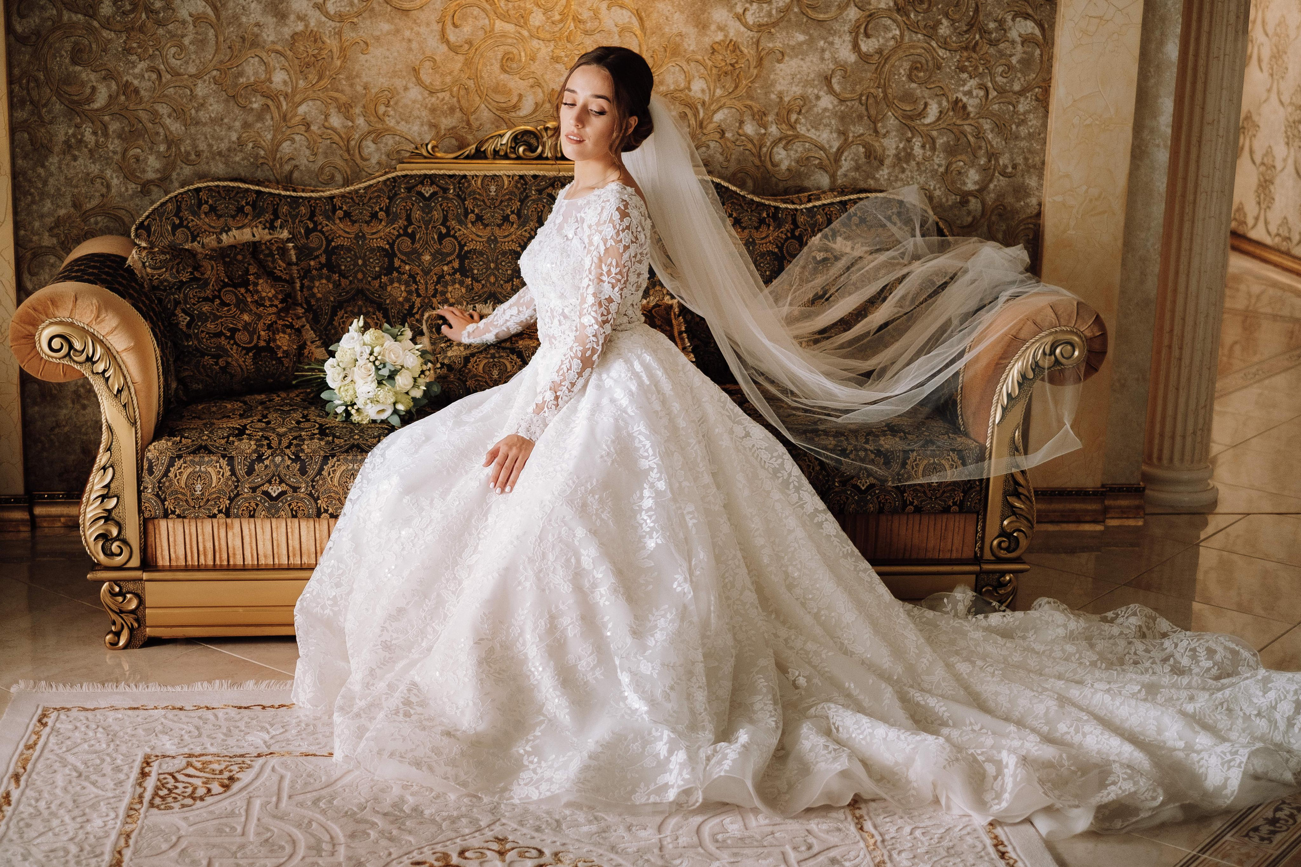 портрет невесты в свадебном платье на диване