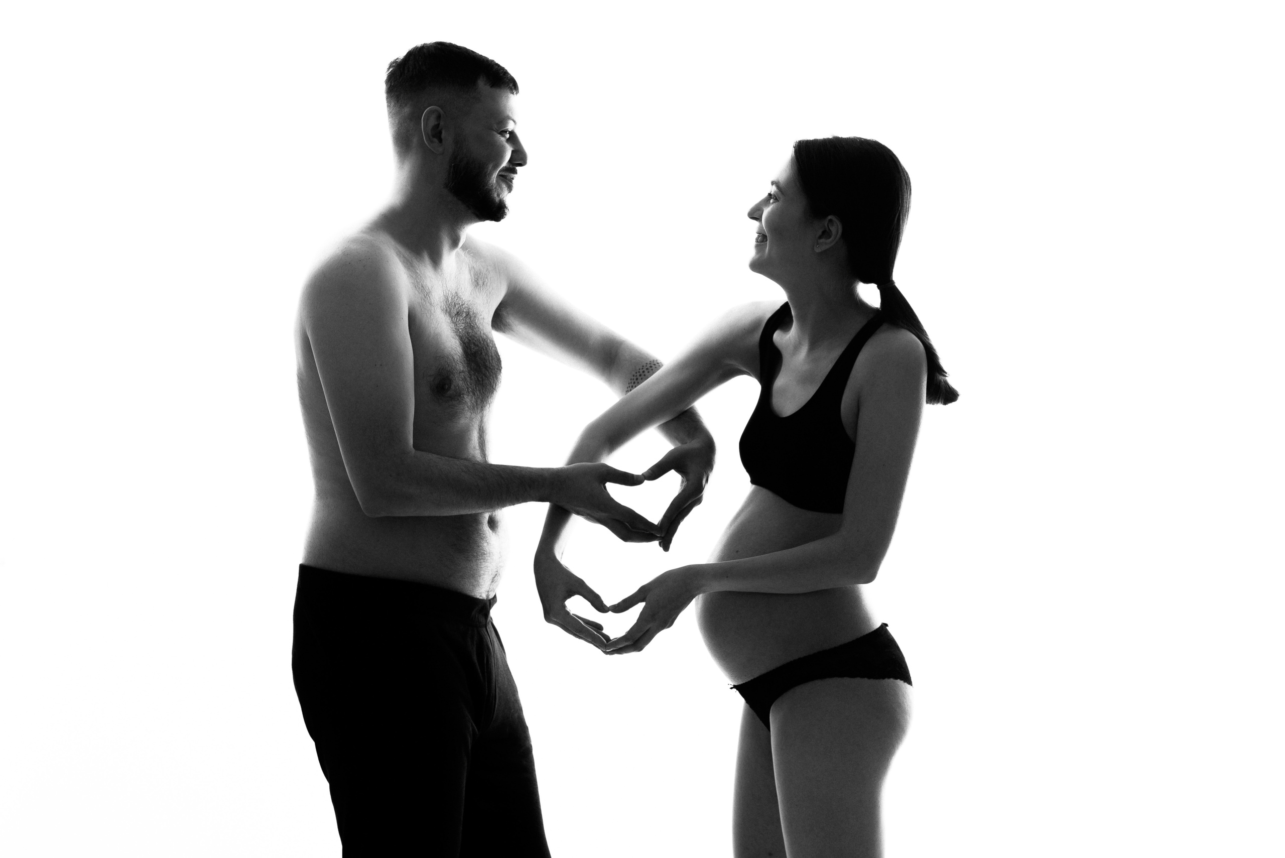 Pregnancy photo session in a photo studio with a dog. Ivan Skufinsky — wedding and family photographer in Vancouver