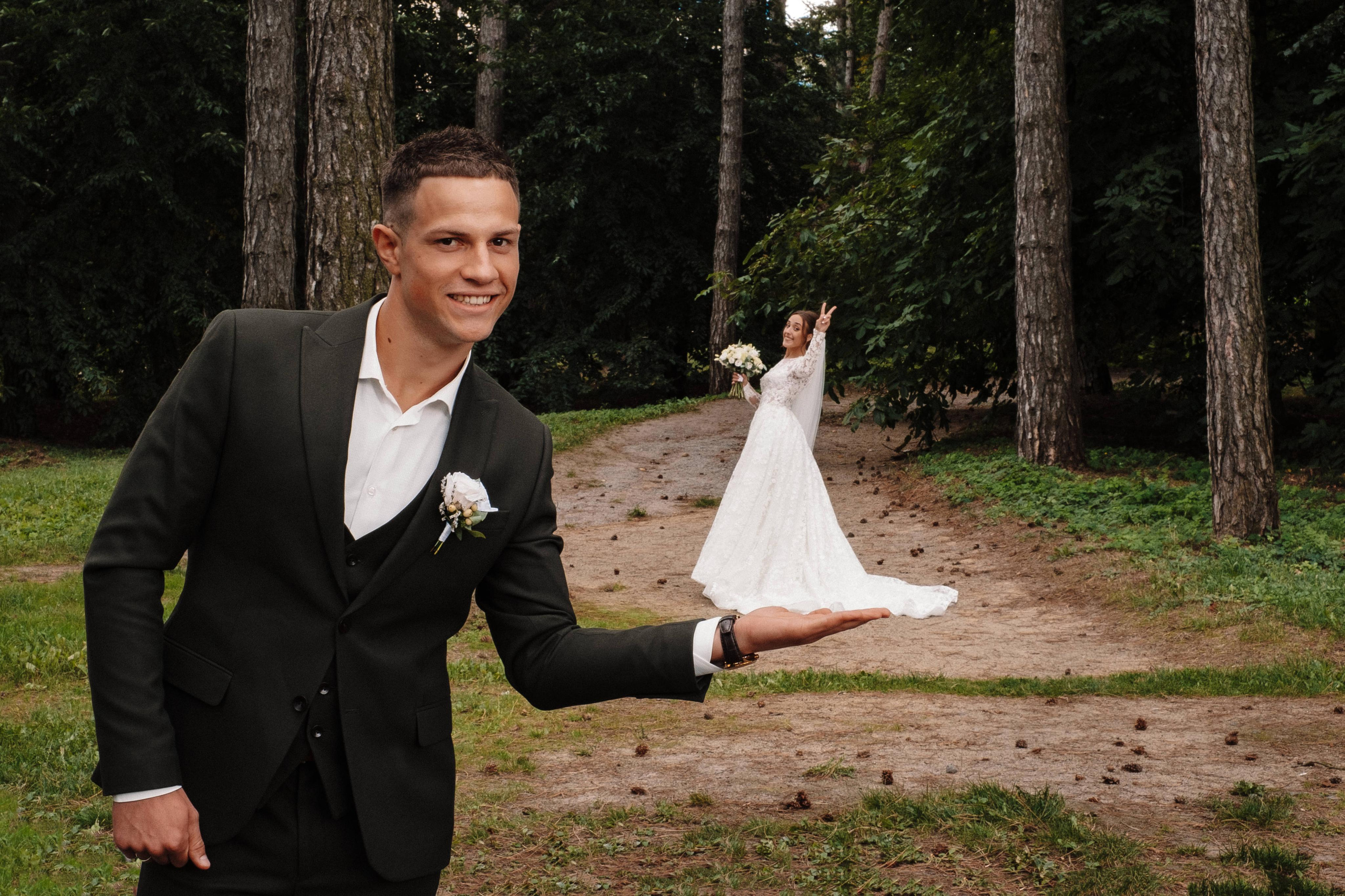 невеста на ладошке у жениха