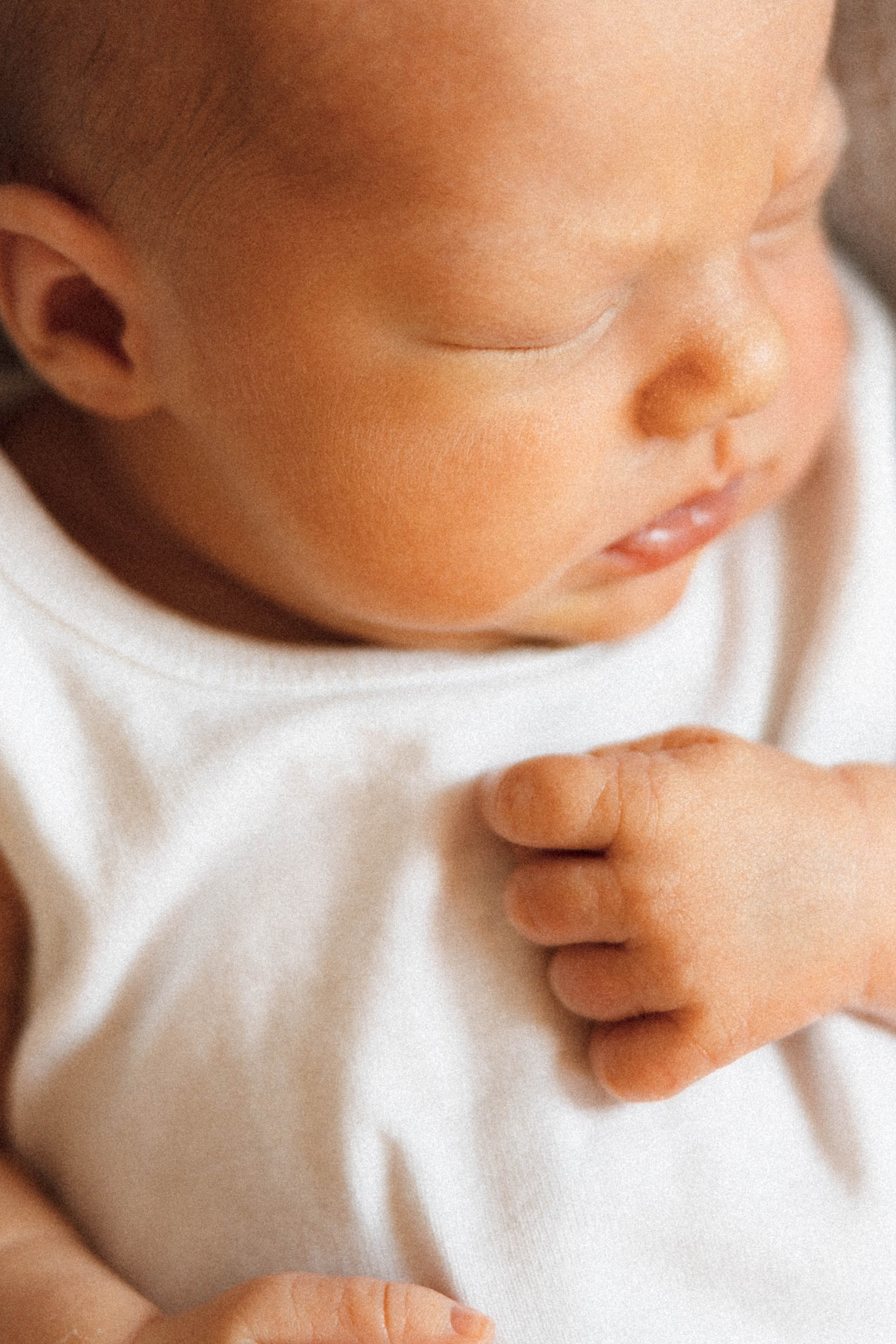 Family photo session at home. home family photo session with a newborn. Ivan Skufinsky — wedding and family photographer in Vancouver