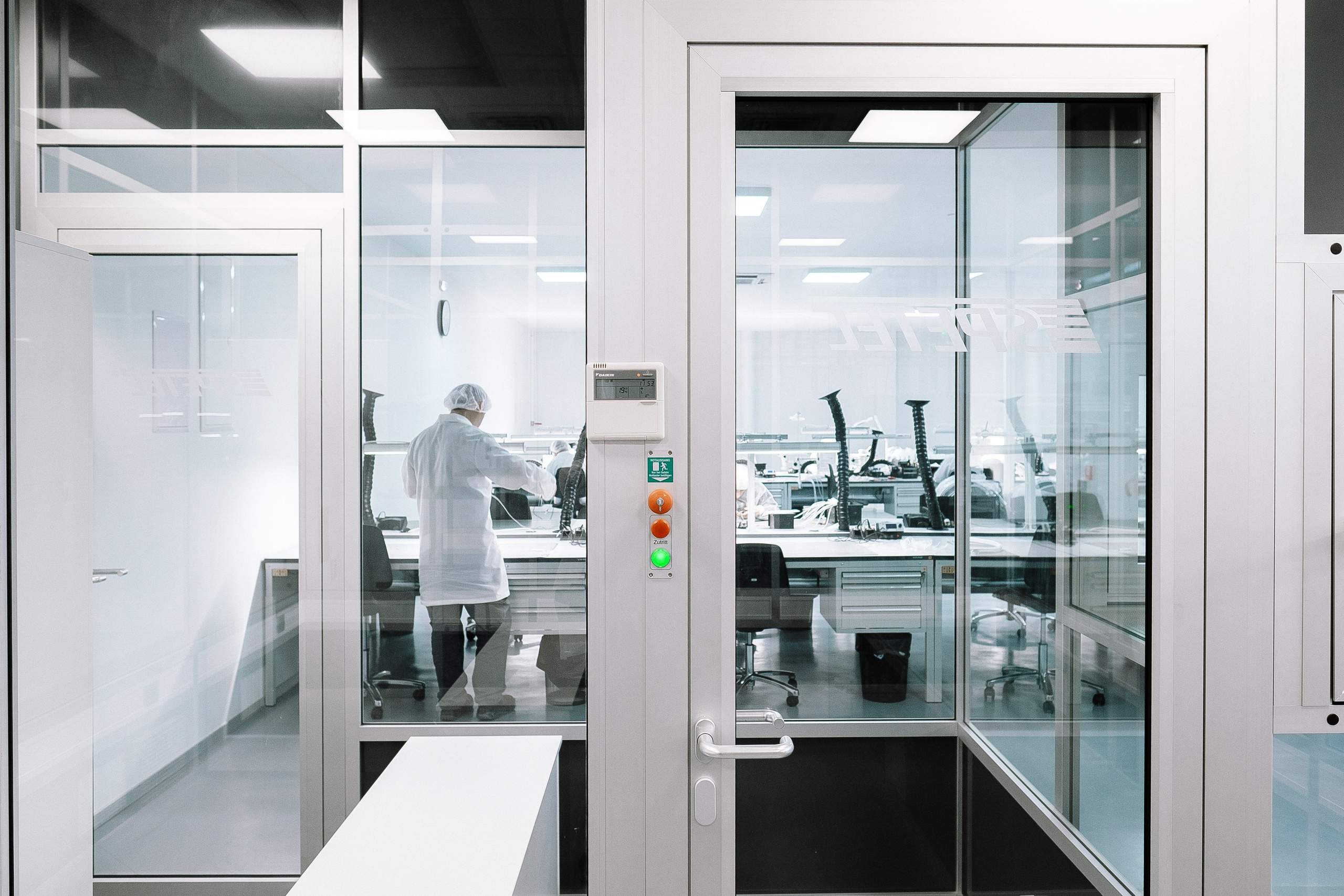 E & E Cable Solutions Factory. Ivan Skufinsky — wedding and family photographer in Vancouver