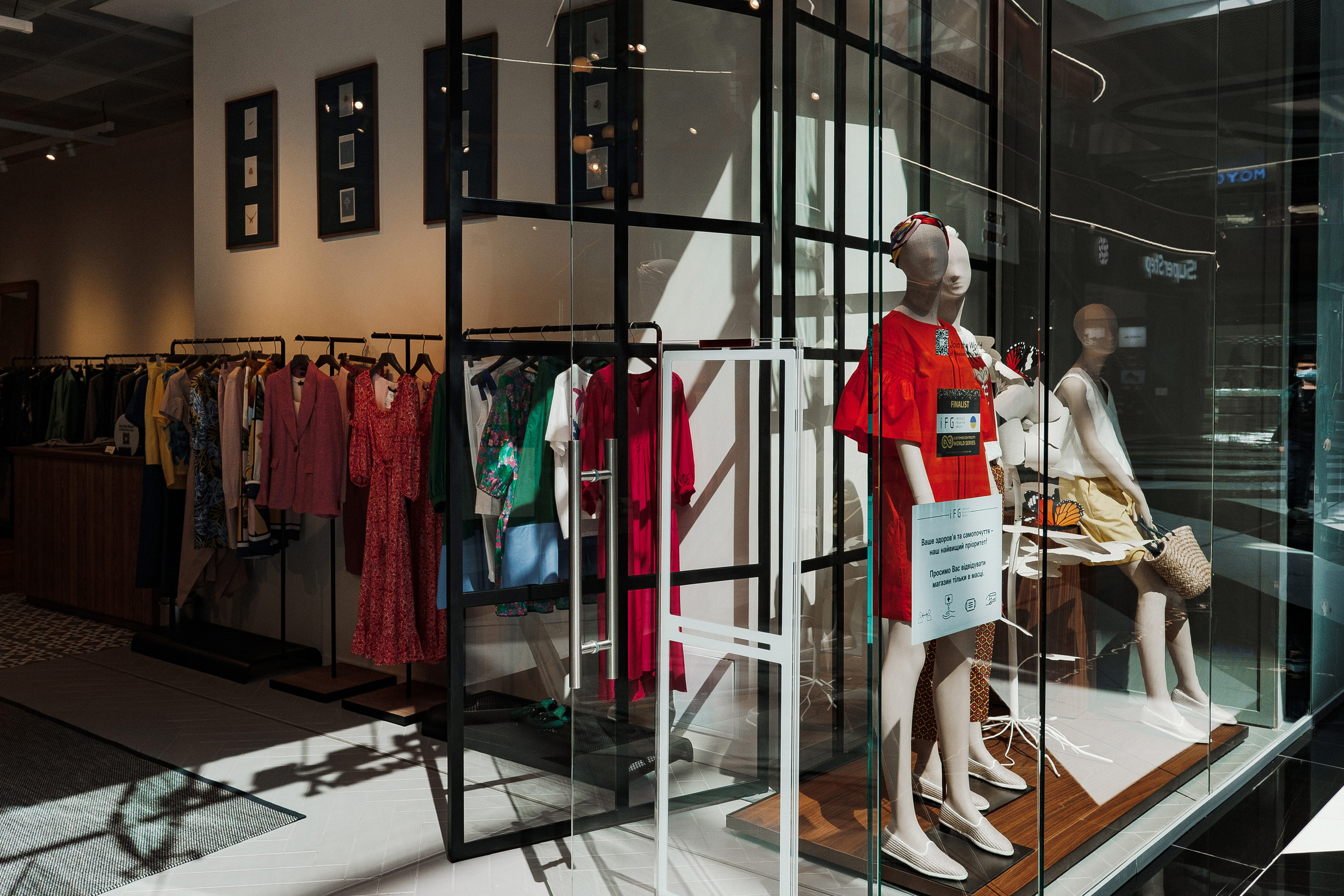 витрина магазина MAXMARA в Киеве