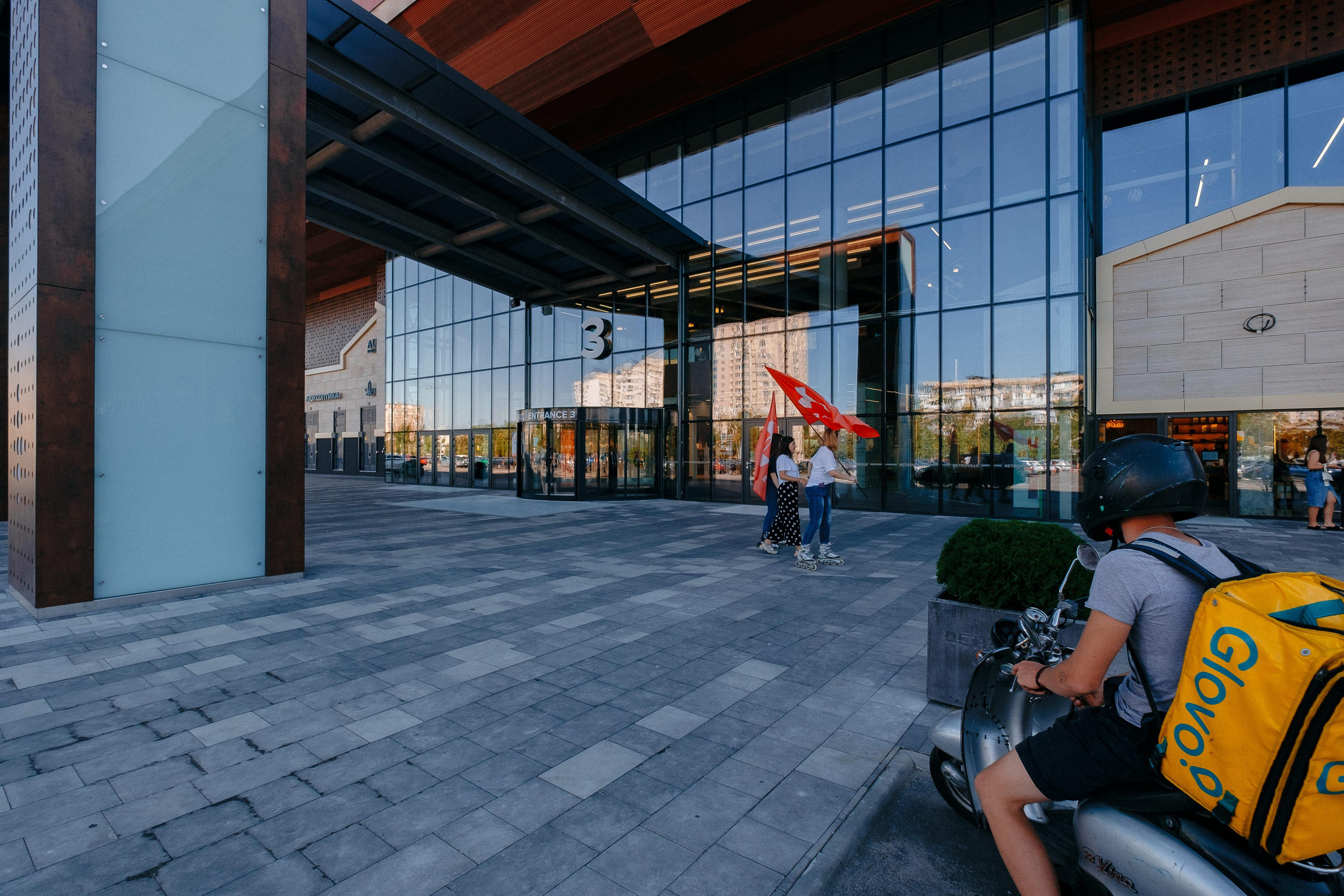 EXTERIER RETROVILLE. Ivan Skufinsky — wedding and family photographer in Vancouver