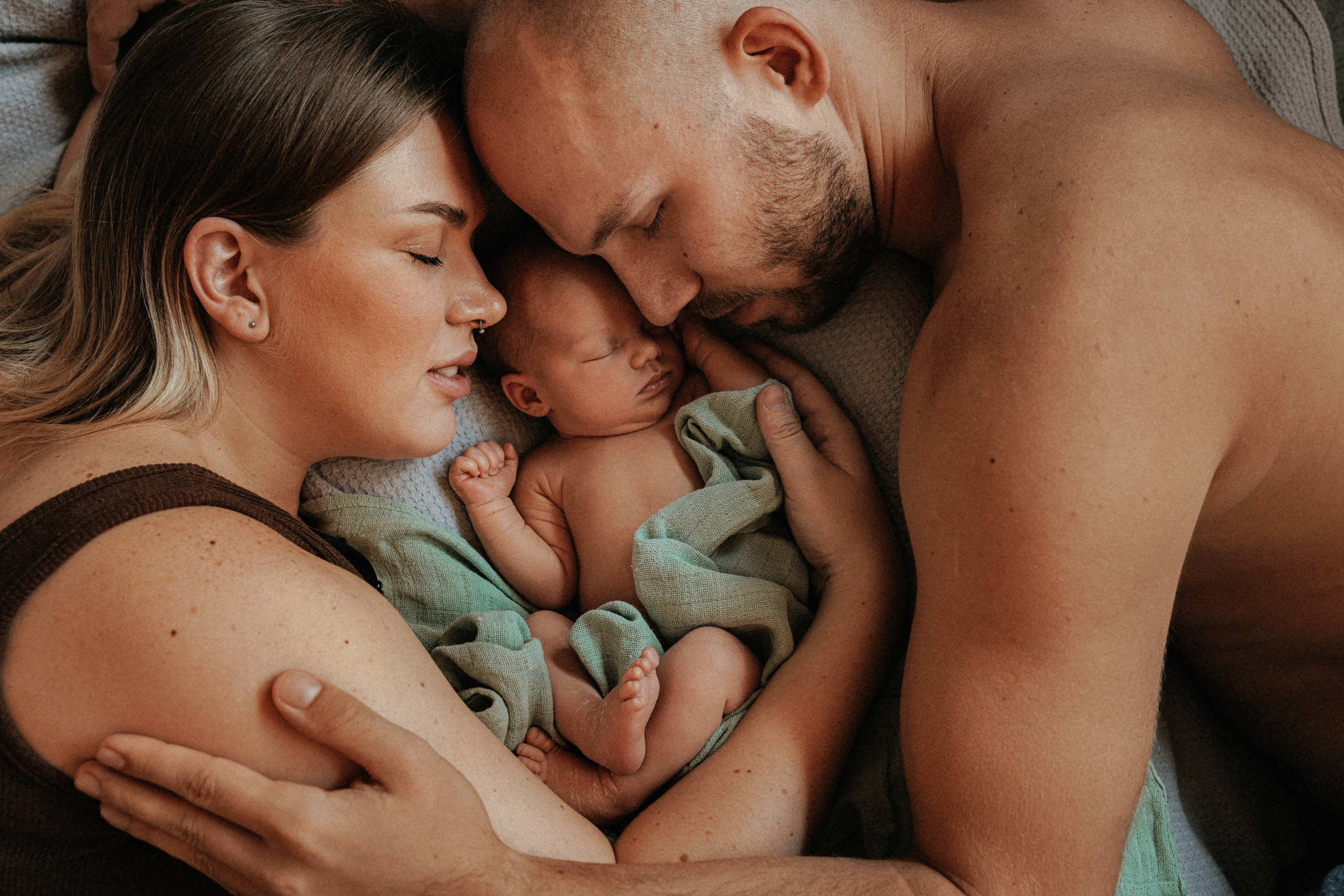 Family photo session at home. home family photo session with a newborn. Ivan Skufinsky — wedding and family photographer in Vancouver