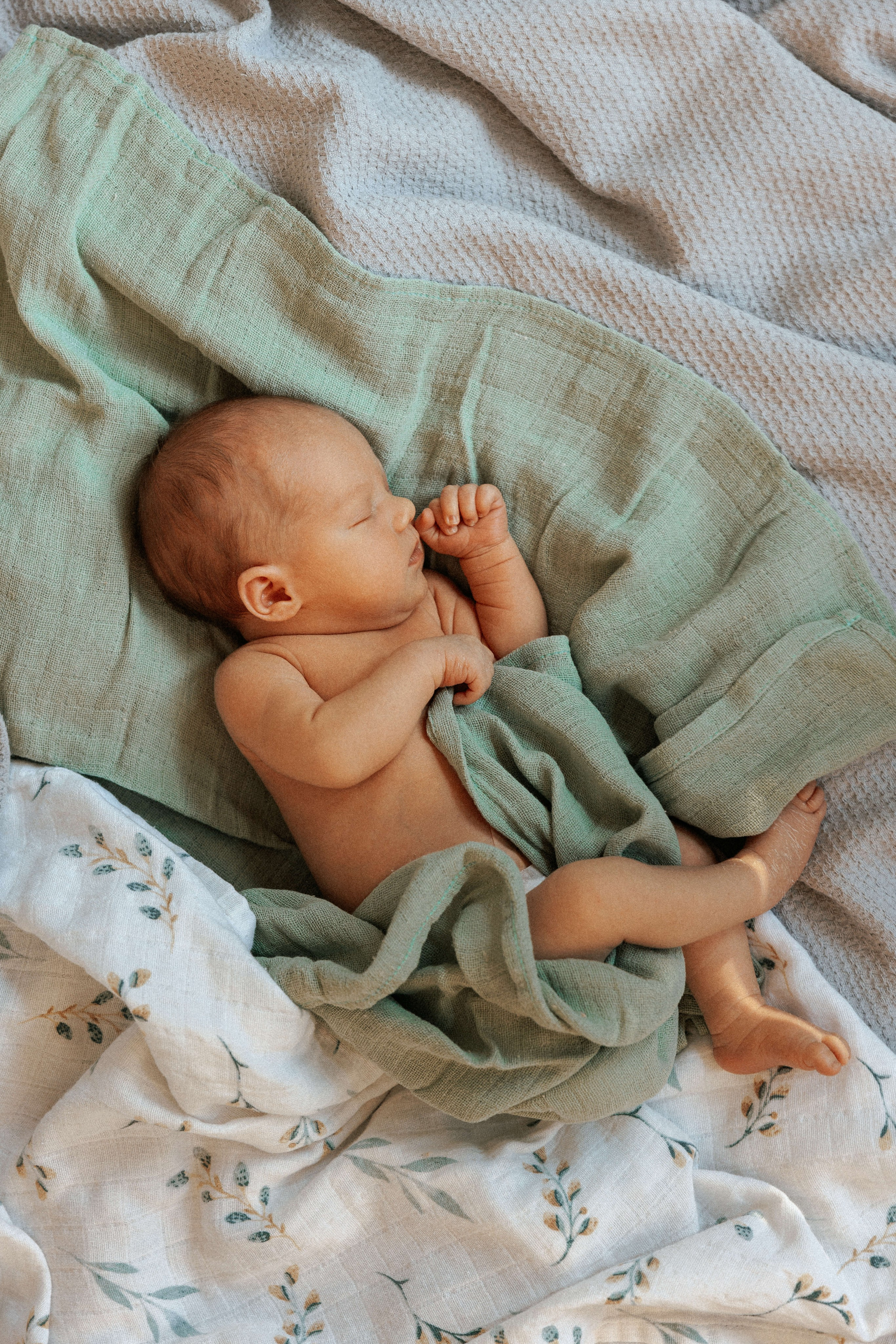 Family photo session at home. home family photo session with a newborn. Ivan Skufinsky — wedding and family photographer in Vancouver