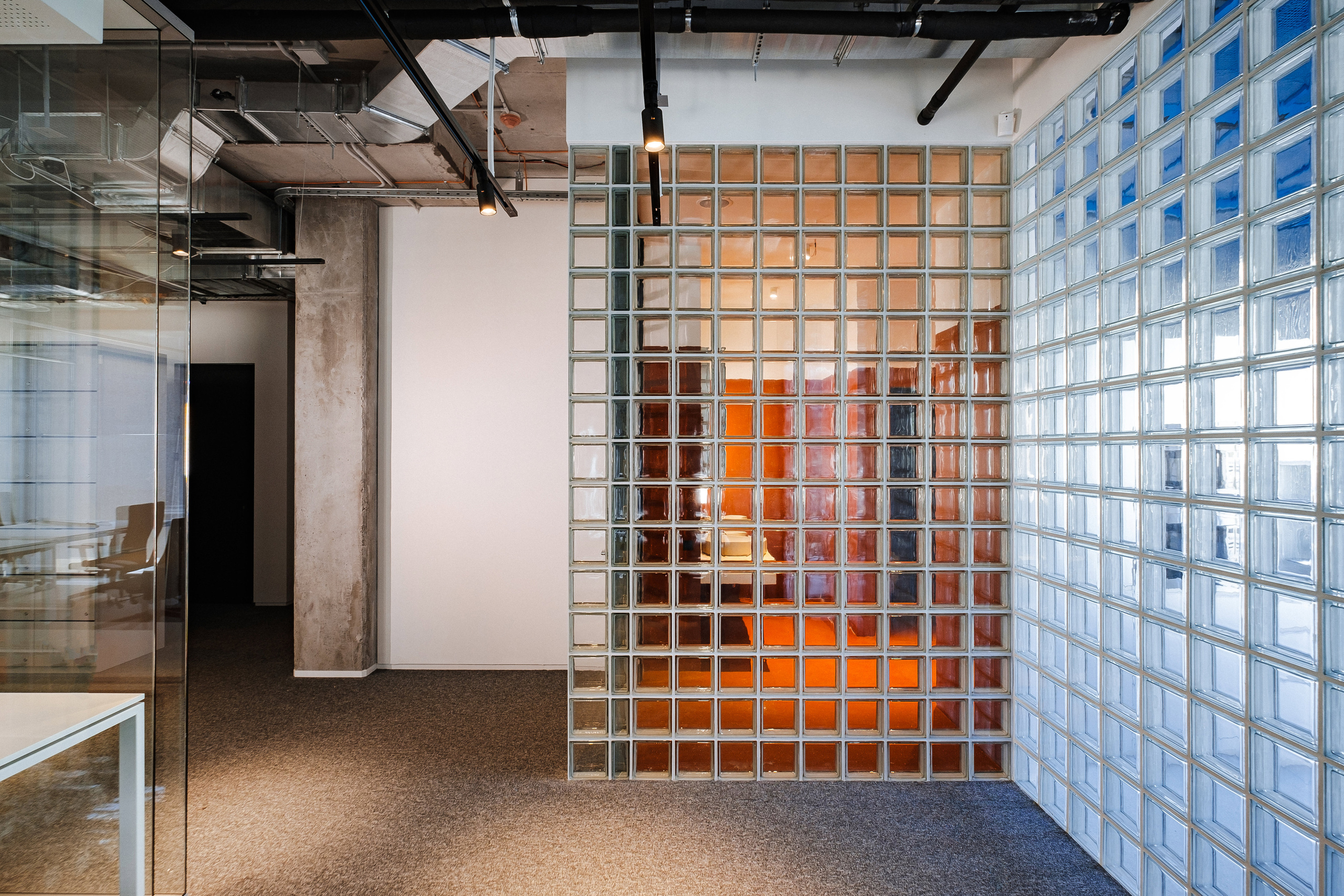 Interior photographer and videographer in Vancouver, BC, Canada. Ivan Skufinsky — wedding and family photographer in Vancouver