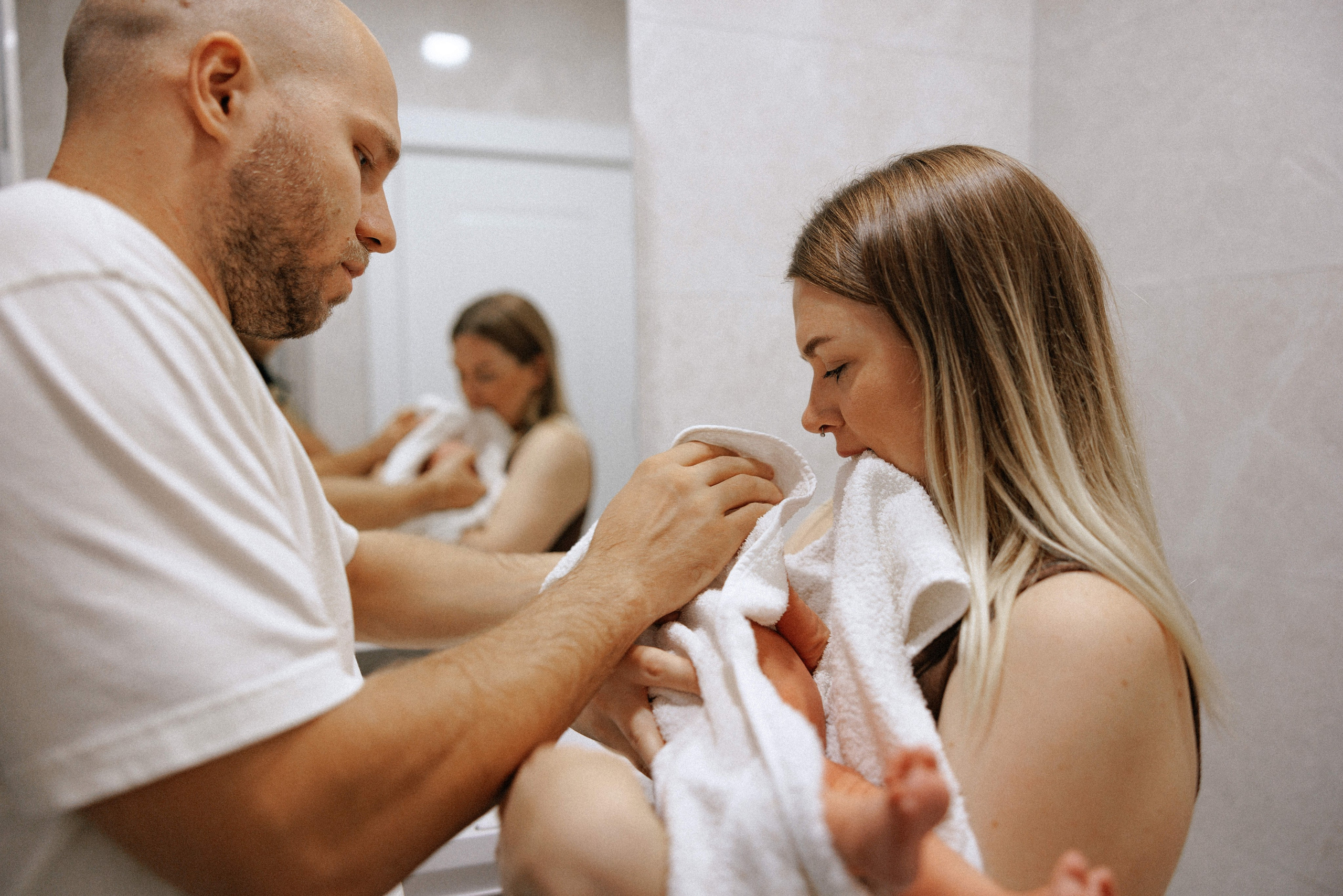 Family photo session at home. home family photo session with a newborn. Ivan Skufinsky — wedding and family photographer in Vancouver