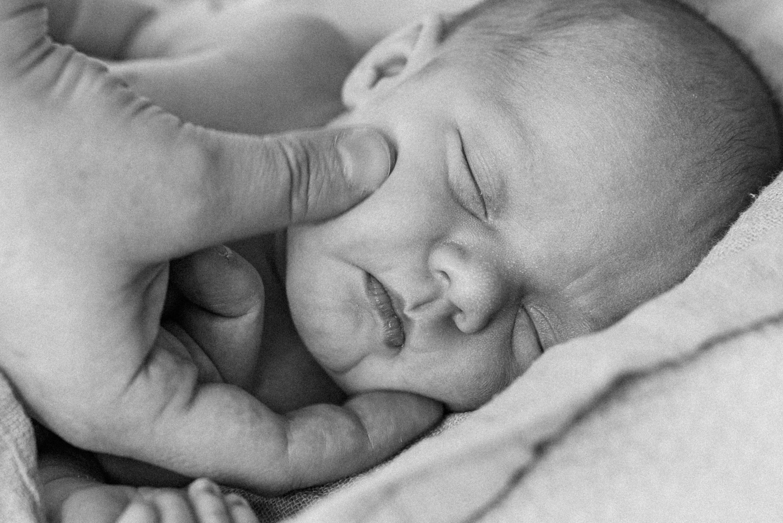 Family photo session at home. home family photo session with a newborn. Ivan Skufinsky — wedding and family photographer in Vancouver