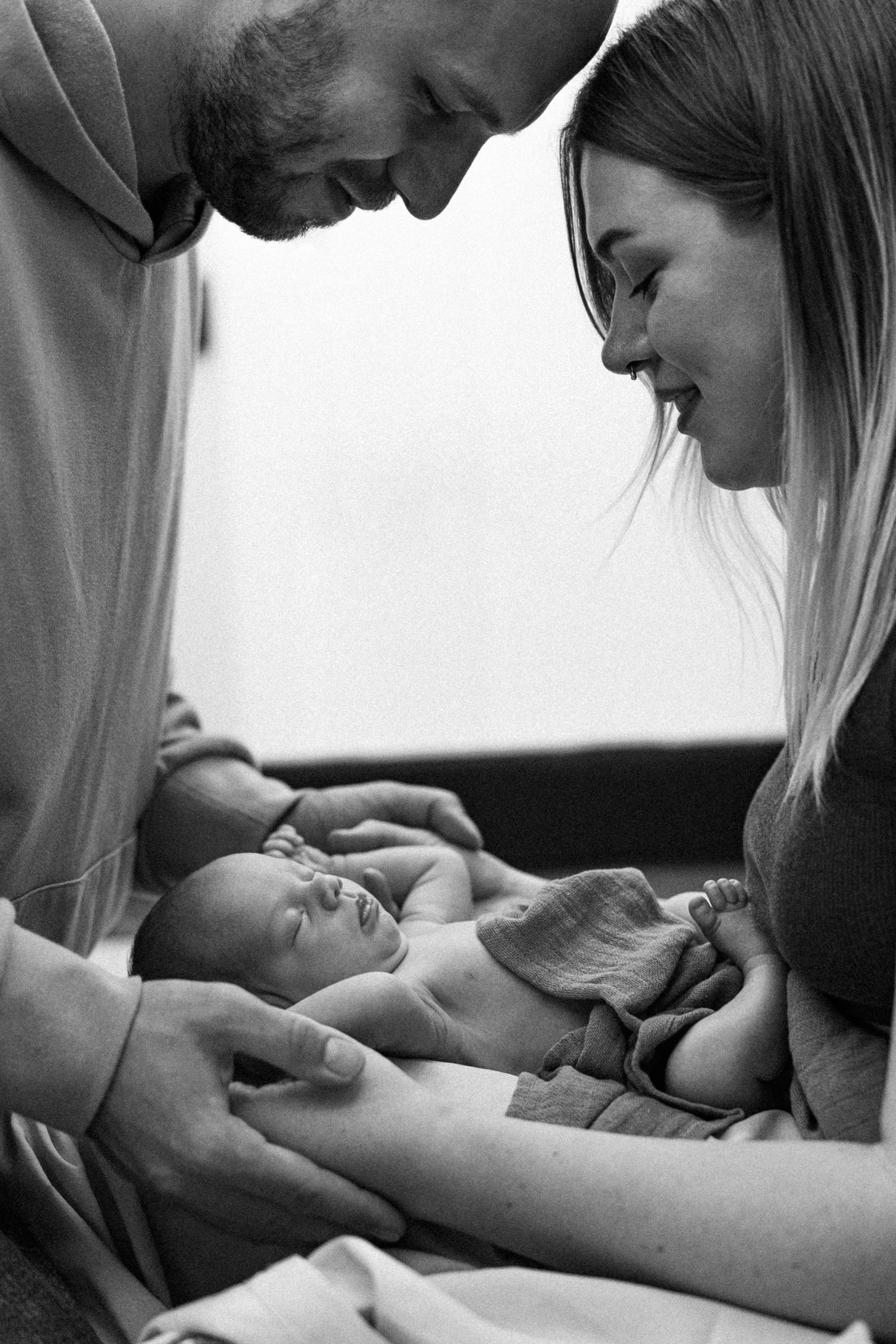 Family photo session at home. home family photo session with a newborn. Ivan Skufinsky — wedding and family photographer in Vancouver