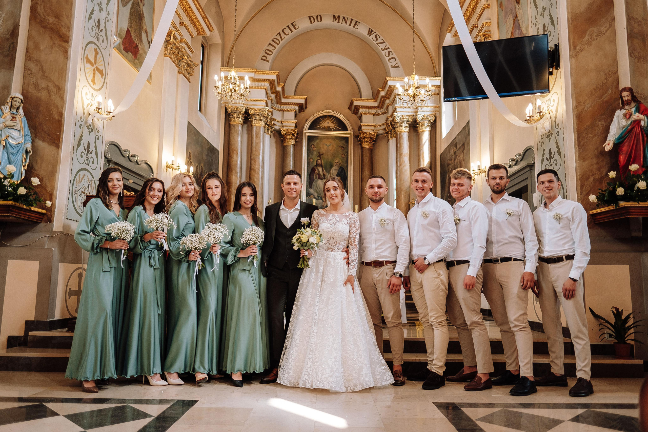 групповое фото пары со свидетелями в костеле