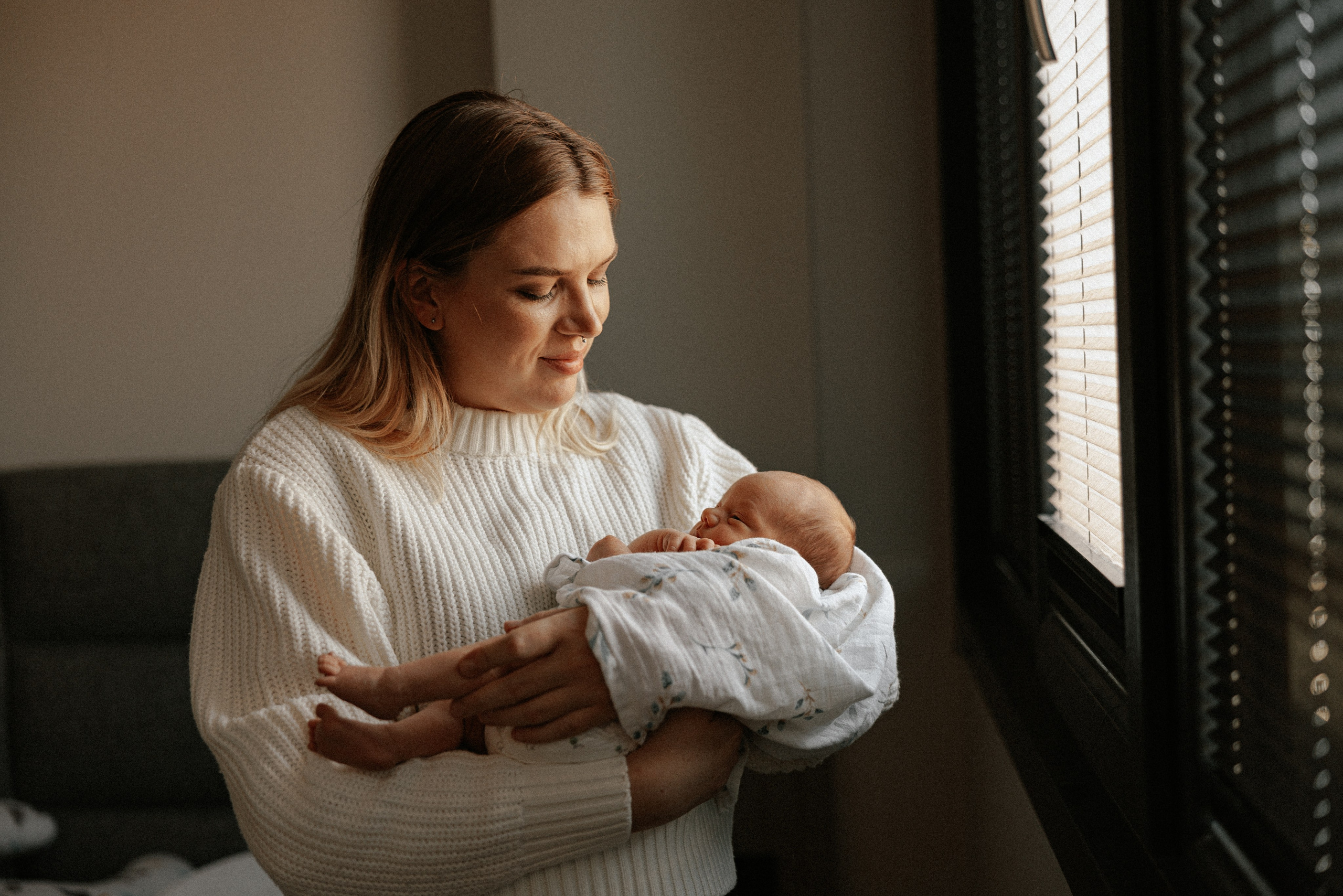 Family photo session at home. home family photo session with a newborn. Ivan Skufinsky — wedding and family photographer in Vancouver