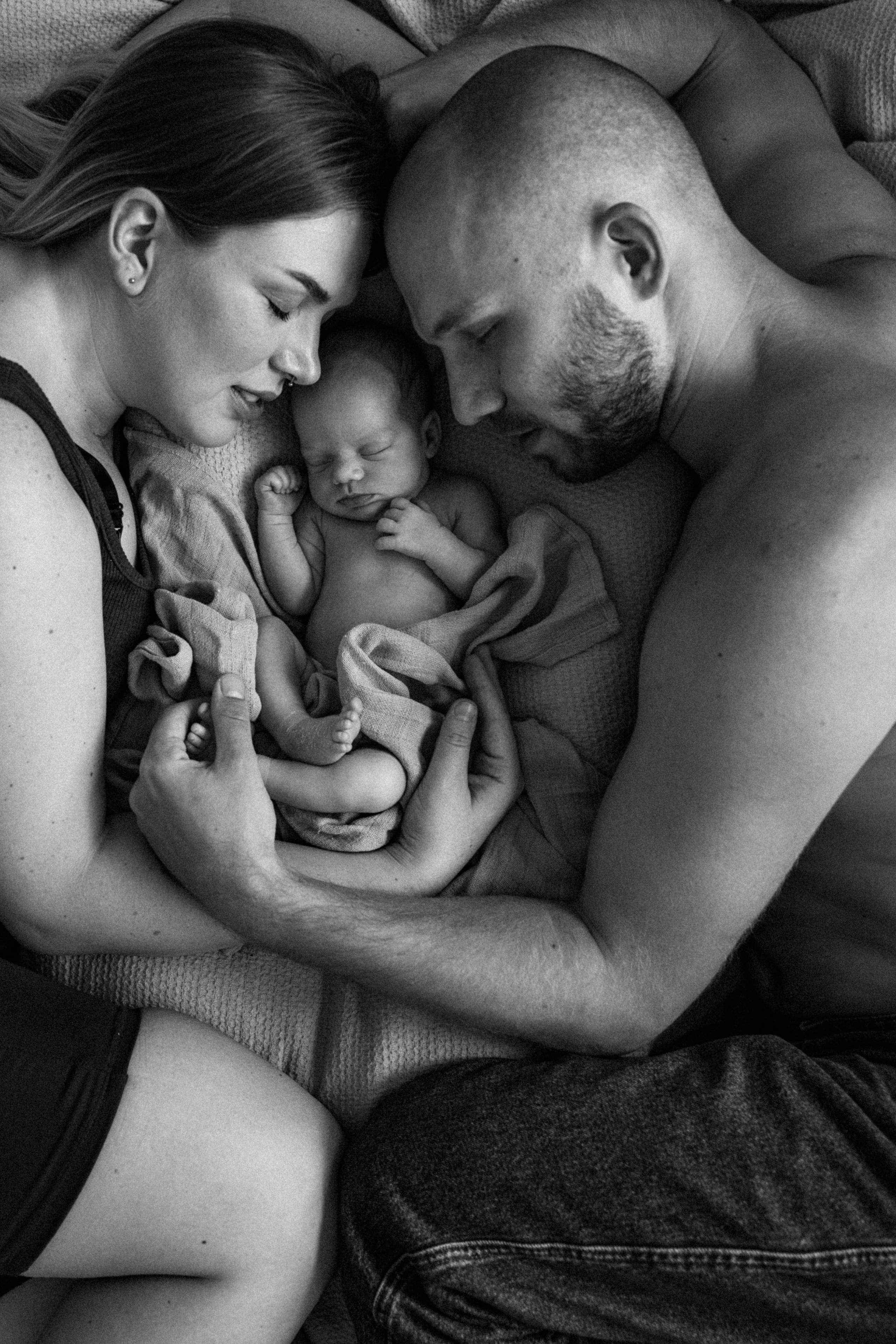 Family photo session at home. home family photo session with a newborn. Ivan Skufinsky — wedding and family photographer in Vancouver