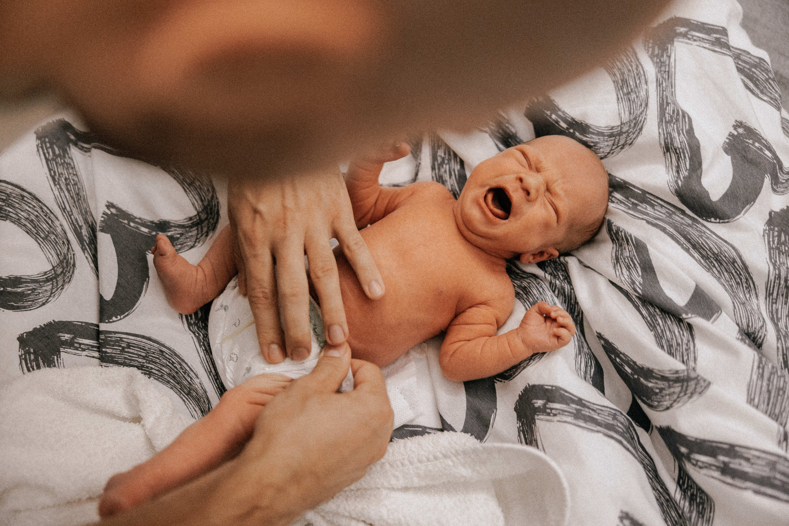 Family photo session at home. home family photo session with a newborn. Ivan Skufinsky — wedding and family photographer in Vancouver