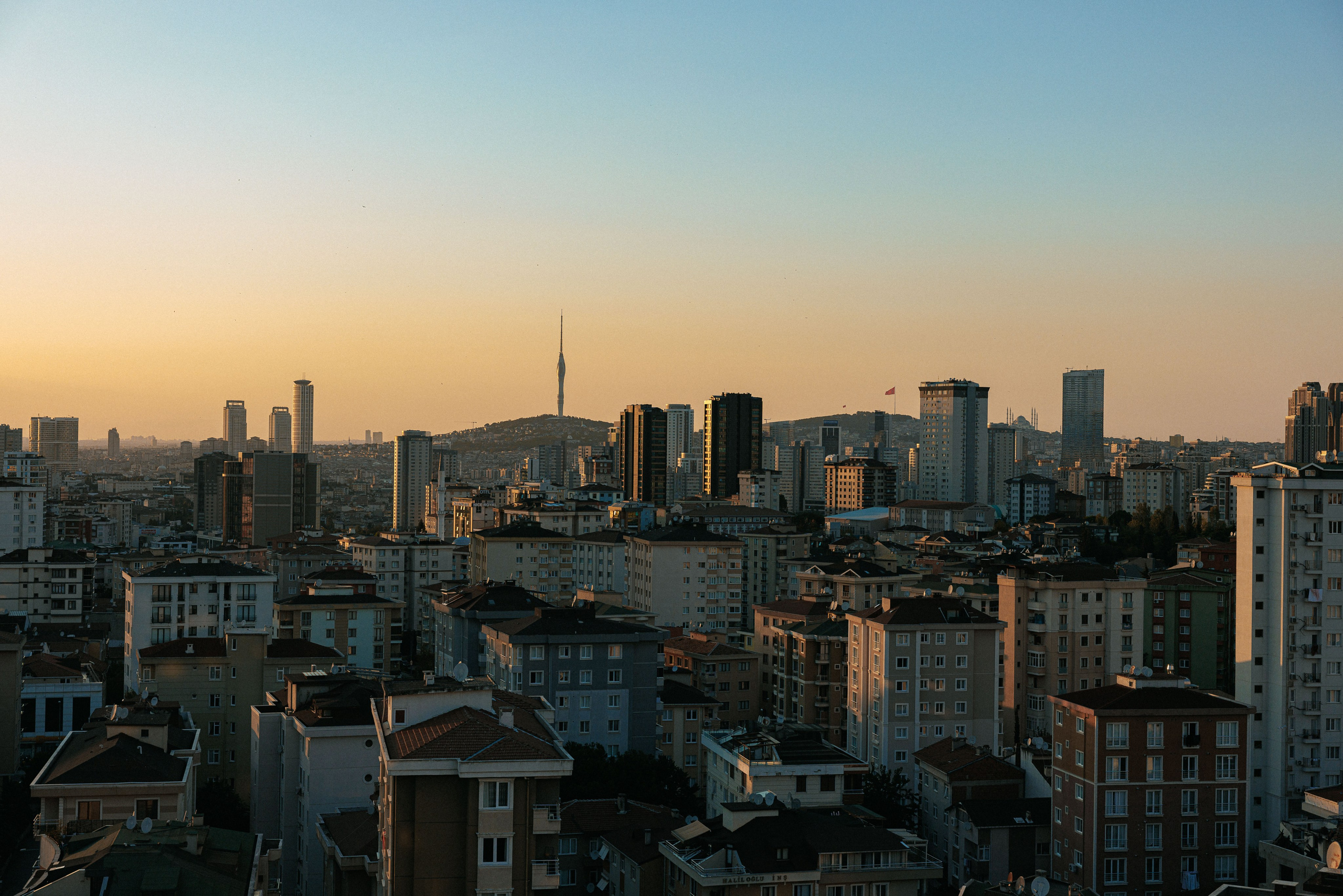 Family photo session at home. home family photo session with a newborn. Ivan Skufinsky — wedding and family photographer in Vancouver