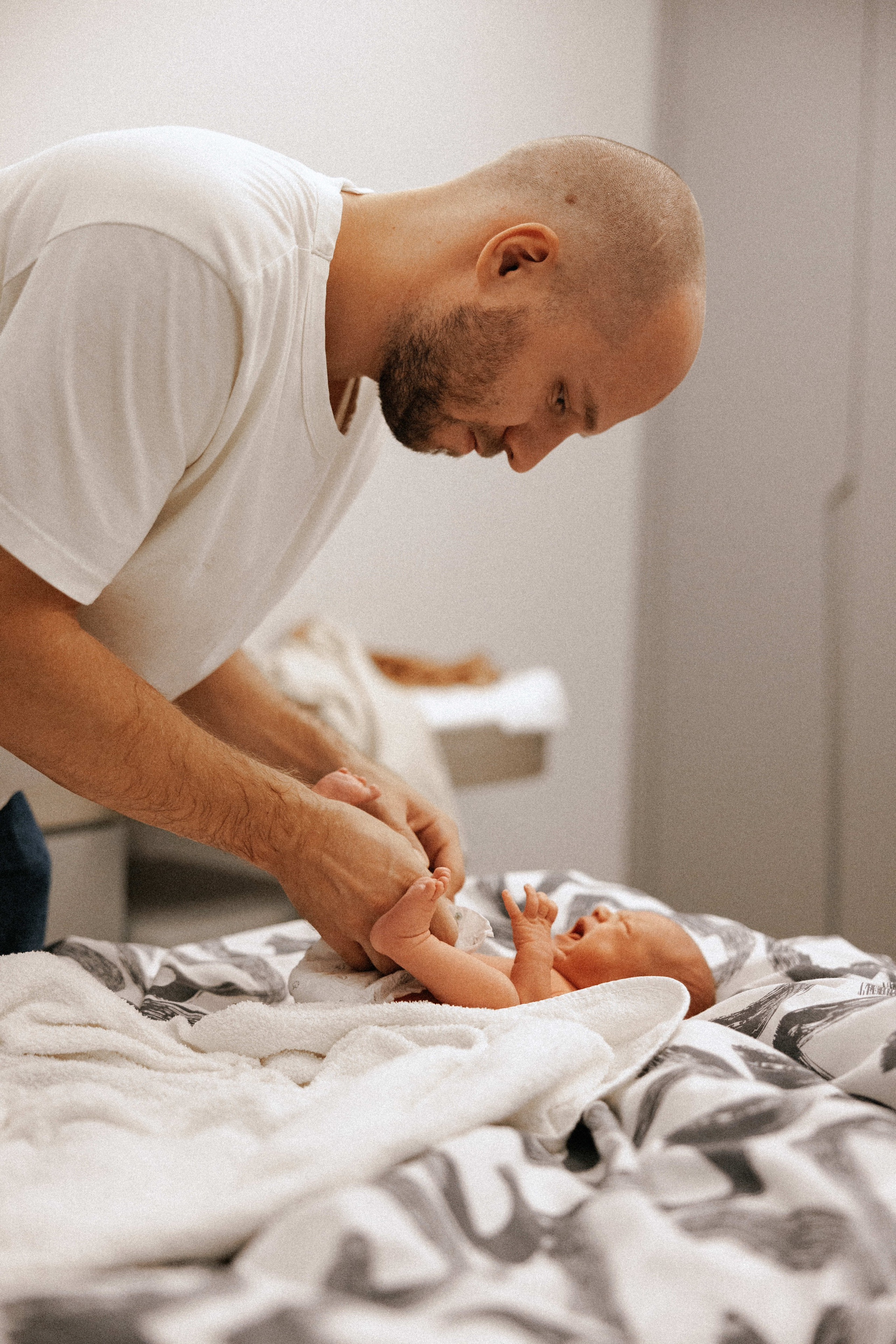 Family photo session at home. home family photo session with a newborn. Ivan Skufinsky — wedding and family photographer in Vancouver