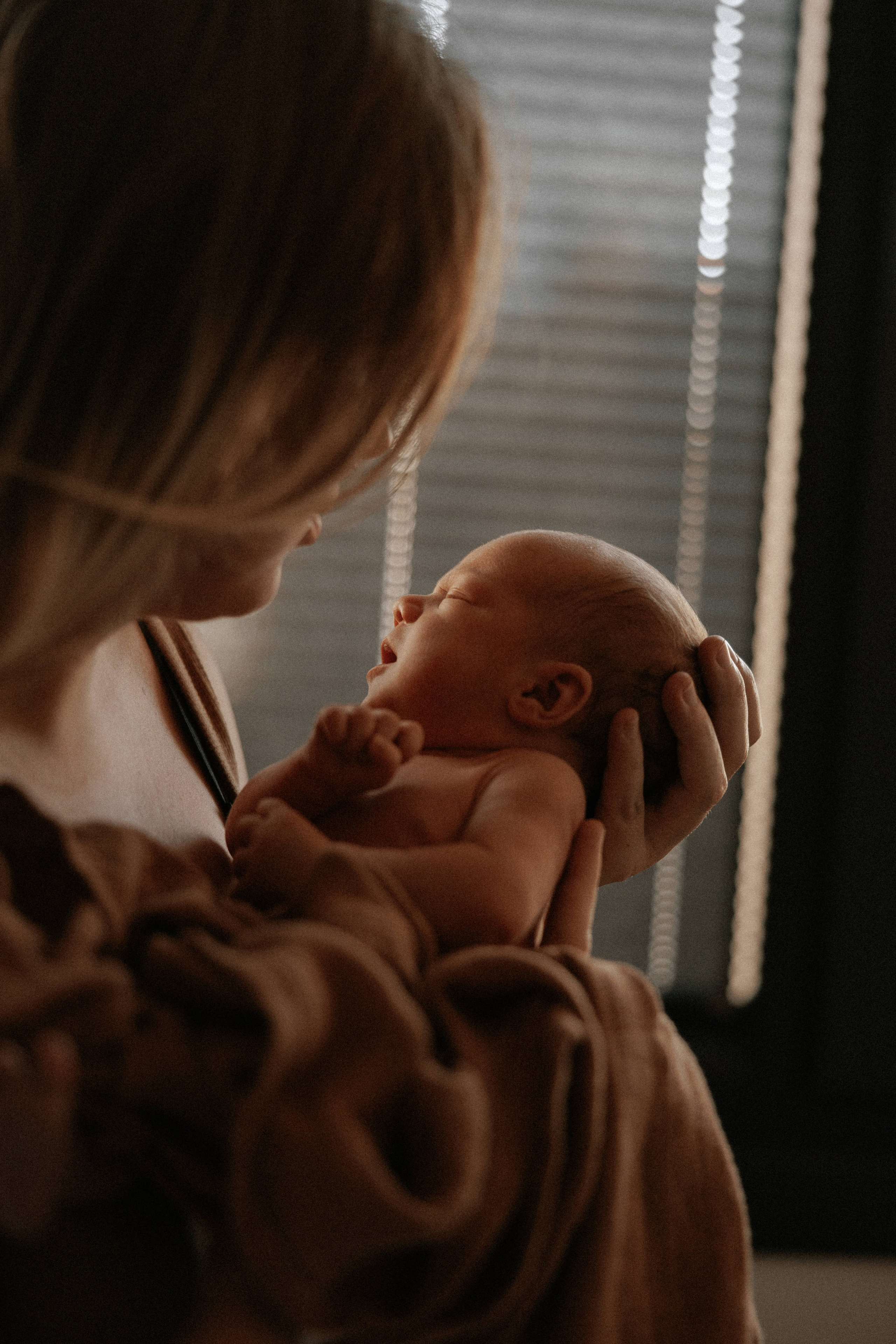 Family photo session at home. home family photo session with a newborn. Ivan Skufinsky — wedding and family photographer in Vancouver
