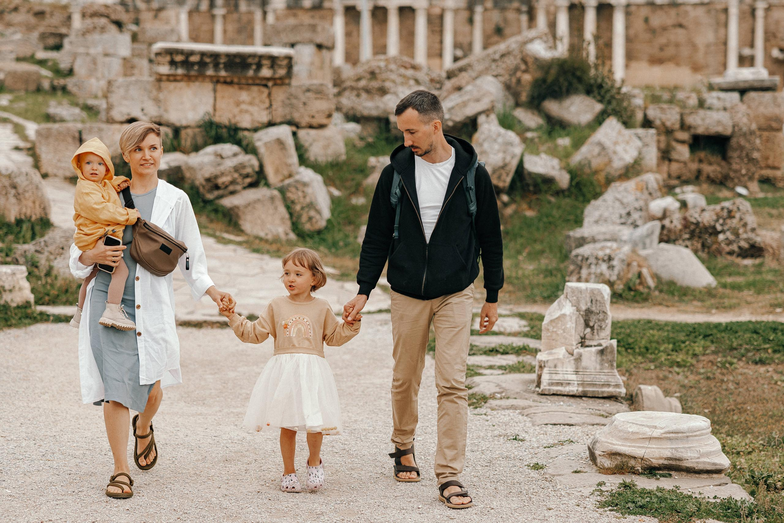 семейная прогулка по античным развалина