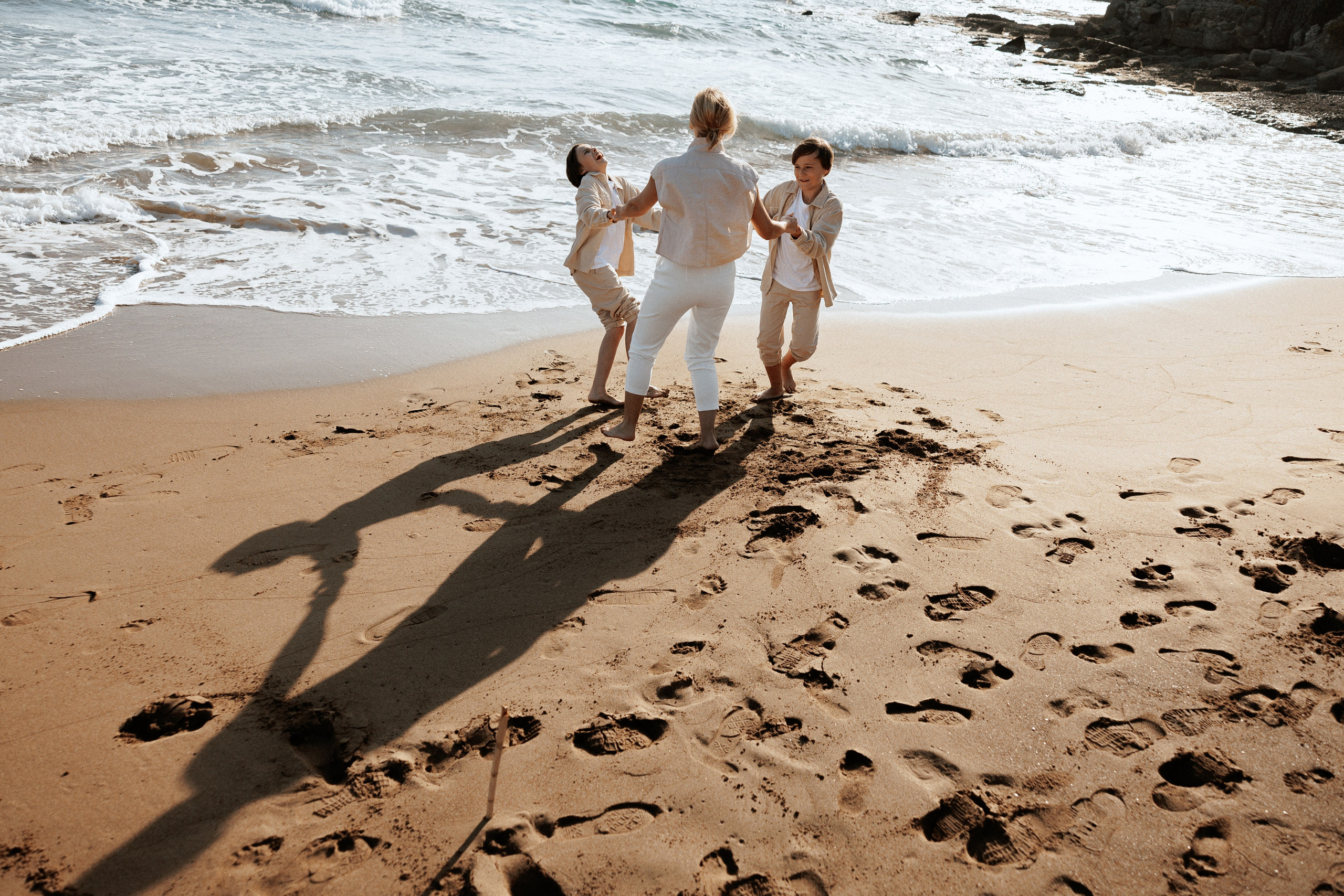 Family photo session on the beach in Vancouver BC Сanada. Twins. Ivan Skufinsky — wedding and family photographer in Vancouver