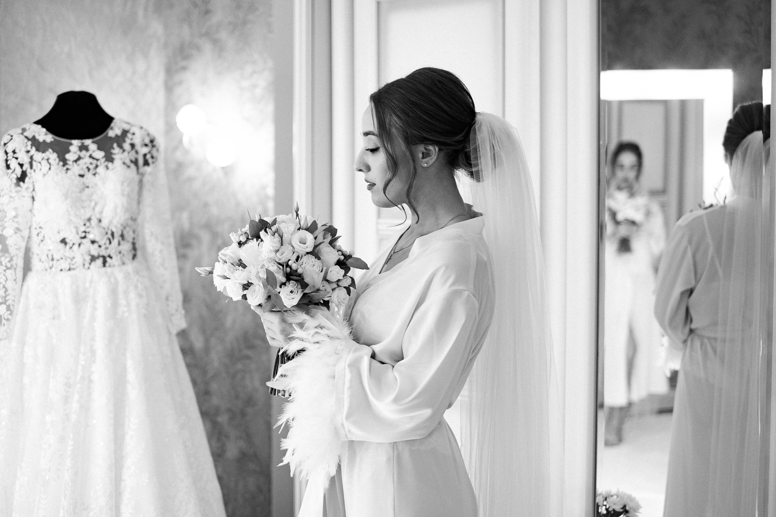 невеста и ее отражение в зеркале