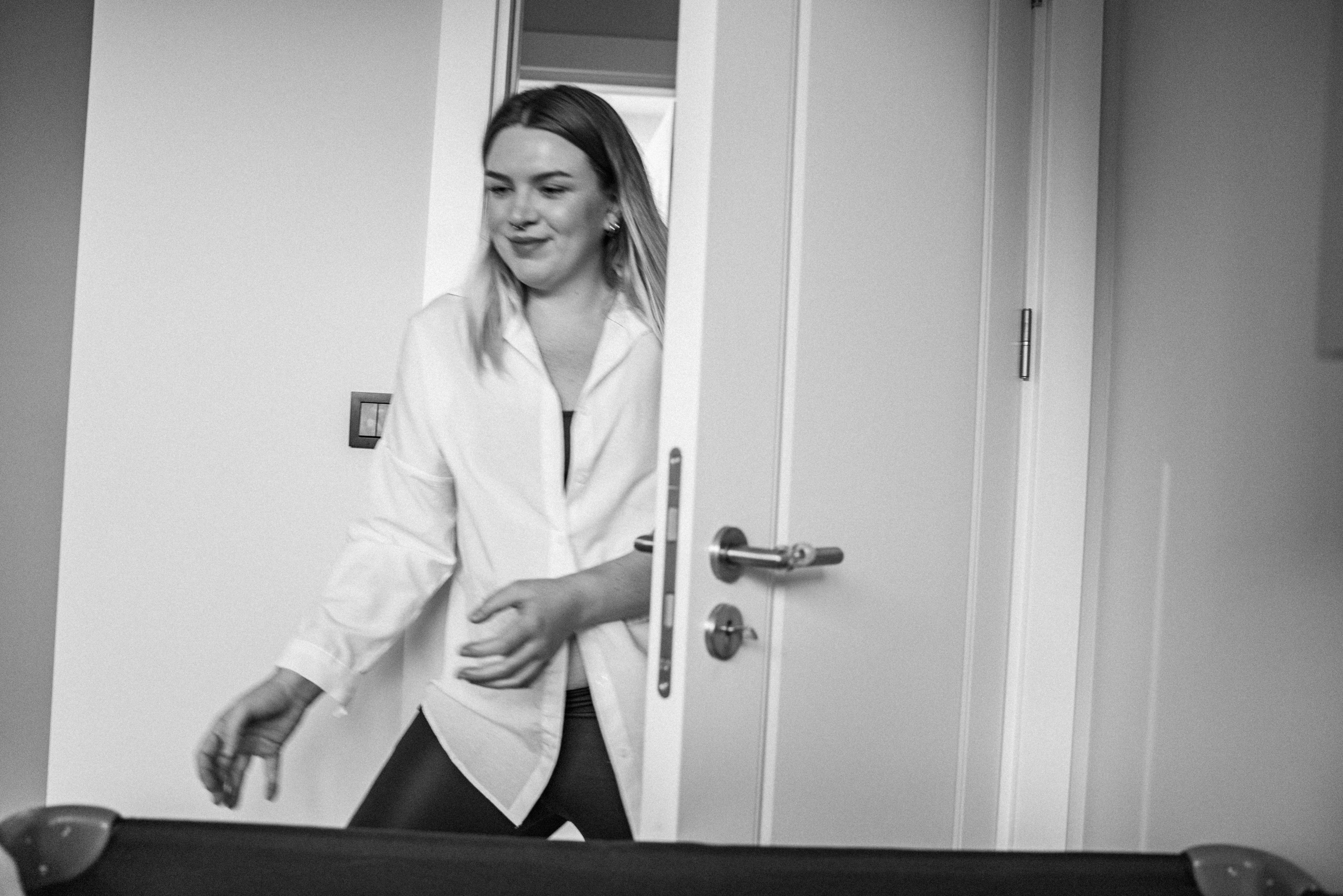 Family photo session at home. home family photo session with a newborn. Ivan Skufinsky — wedding and family photographer in Vancouver