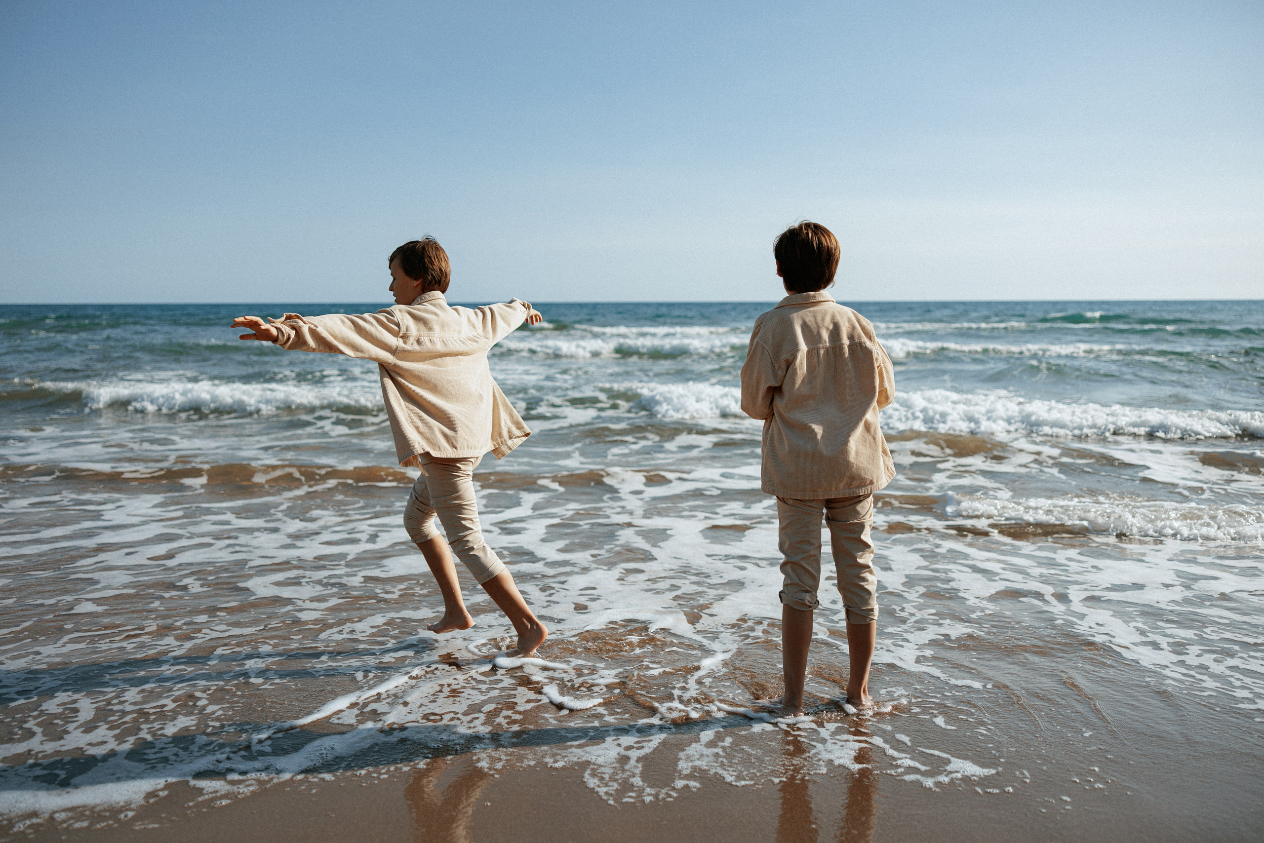 Family photo session on the beach in Vancouver BC Сanada. Twins. Ivan Skufinsky — wedding and family photographer in Vancouver