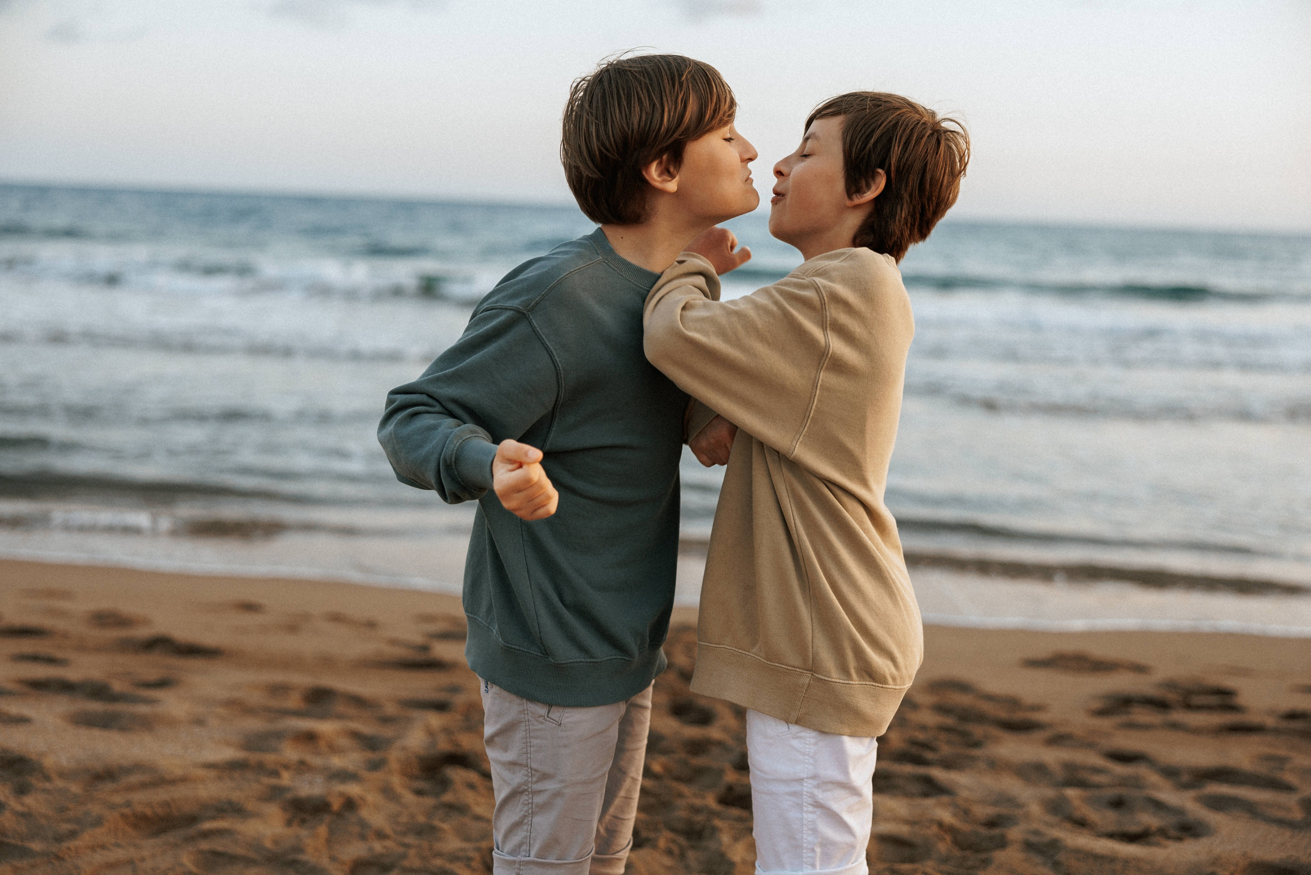 Family photo session on the beach in Vancouver BC Сanada. Twins. Ivan Skufinsky — wedding and family photographer in Vancouver