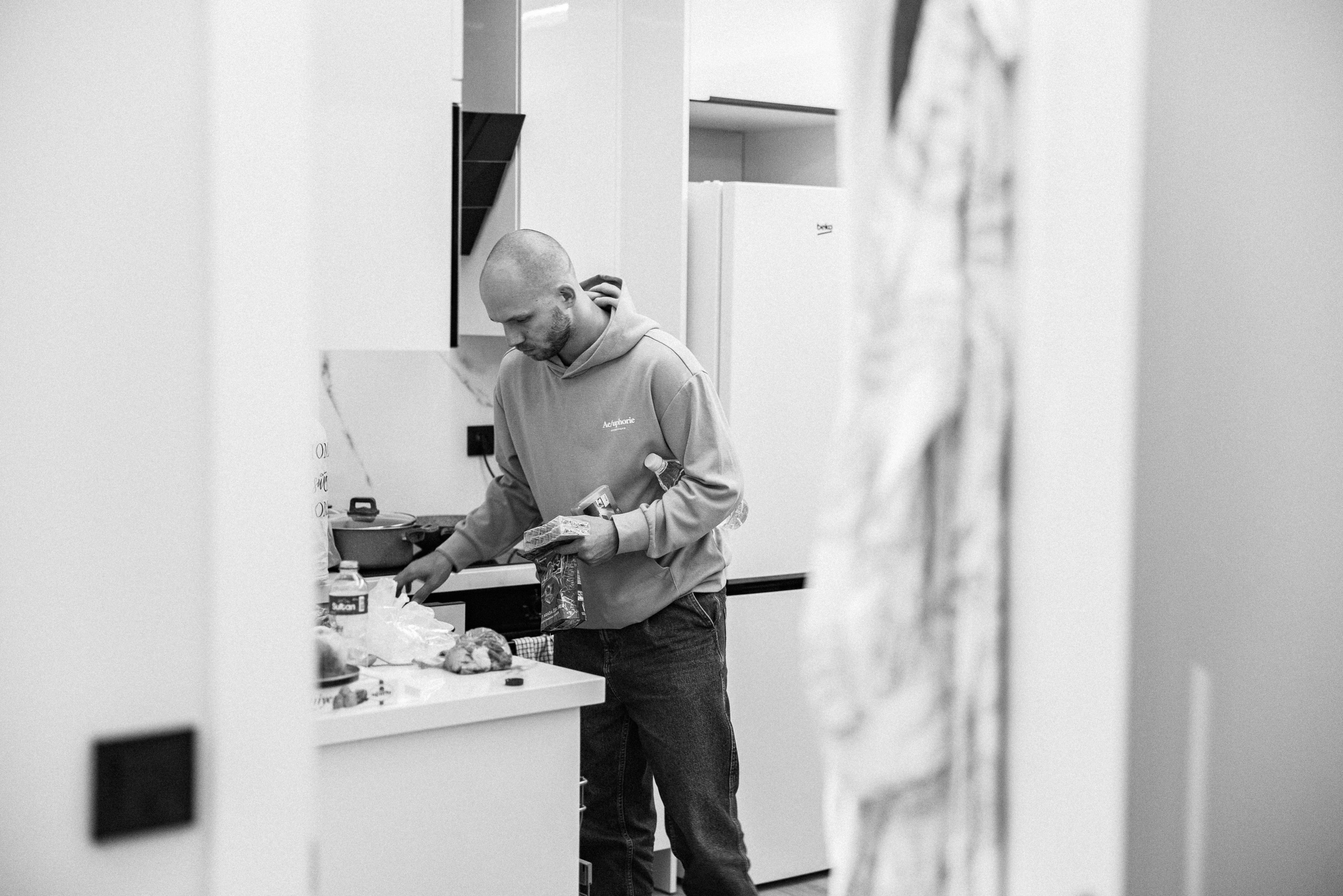 Family photo session at home. home family photo session with a newborn. Ivan Skufinsky — wedding and family photographer in Vancouver