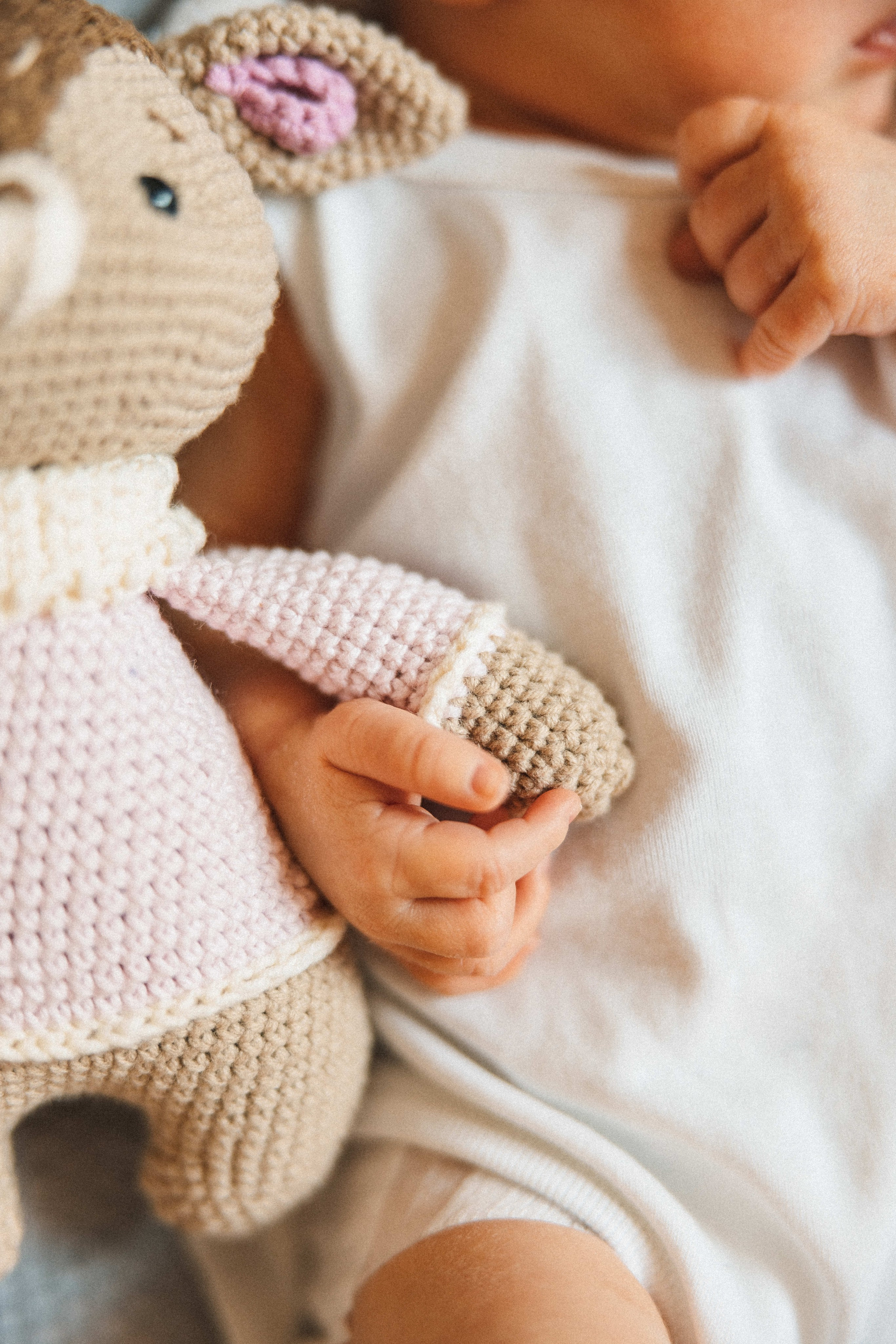 Family photo session at home. home family photo session with a newborn. Ivan Skufinsky — wedding and family photographer in Vancouver