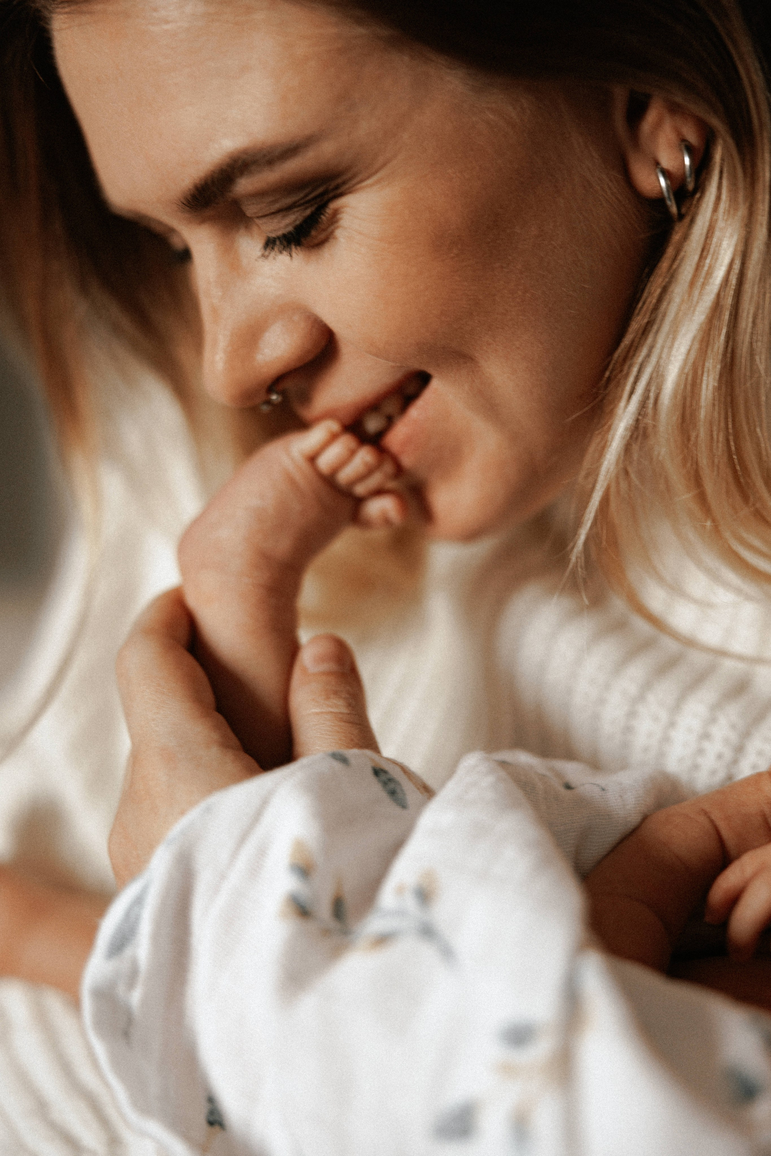 Family photo session at home. home family photo session with a newborn. Ivan Skufinsky — wedding and family photographer in Vancouver