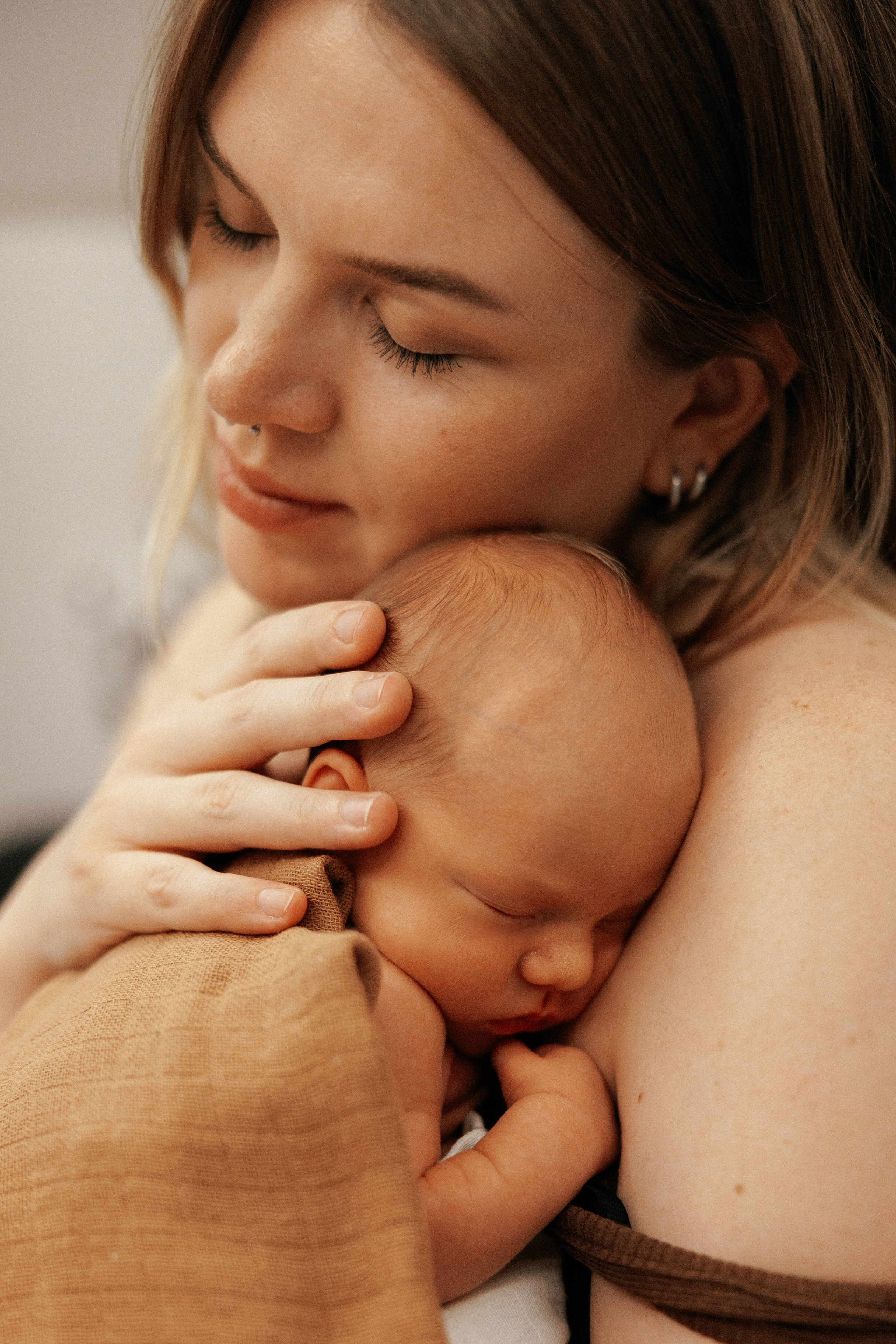 Family photo session at home. home family photo session with a newborn. Ivan Skufinsky — wedding and family photographer in Vancouver