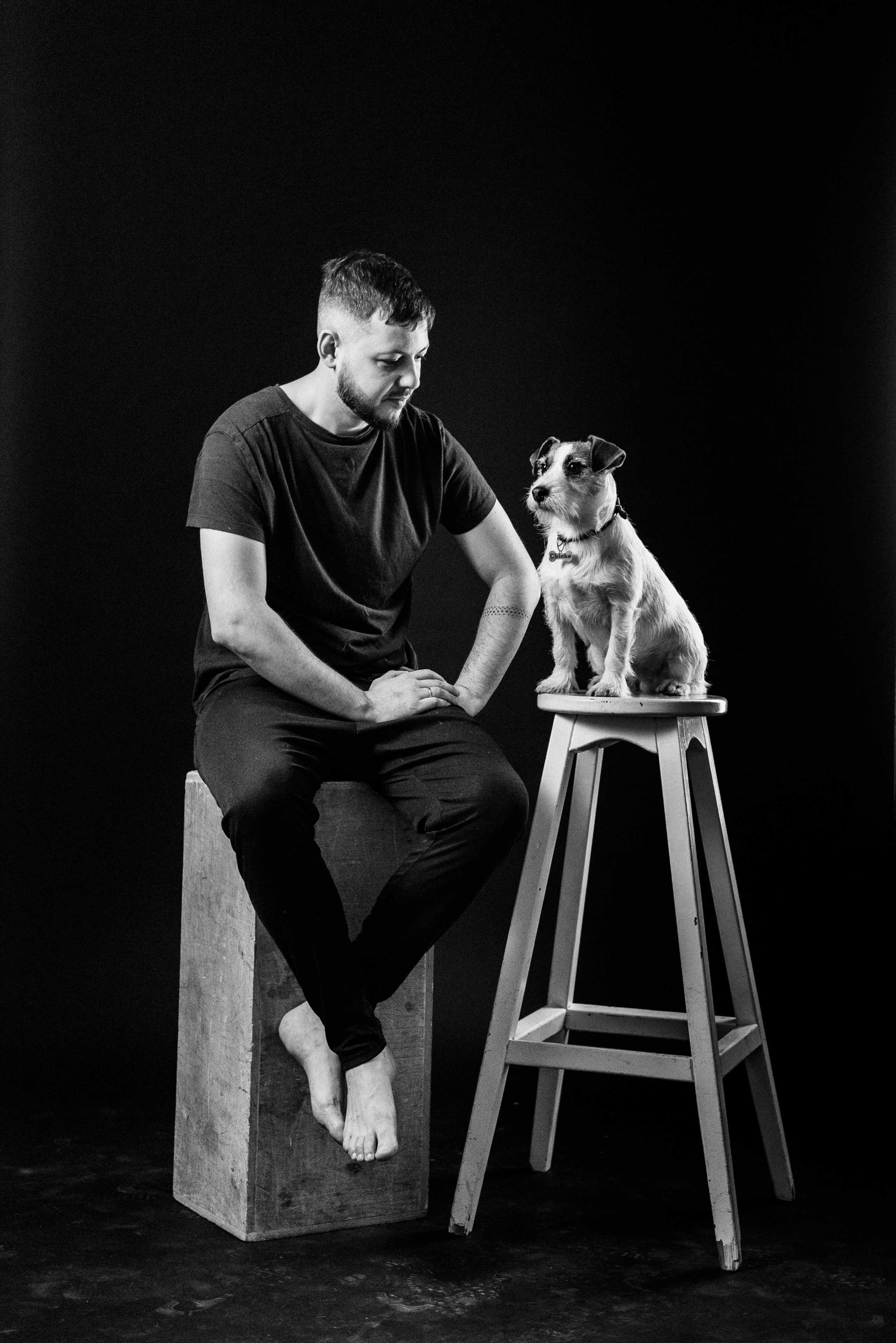 Pregnancy photo session in a photo studio with a dog. Ivan Skufinsky — wedding and family photographer in Vancouver