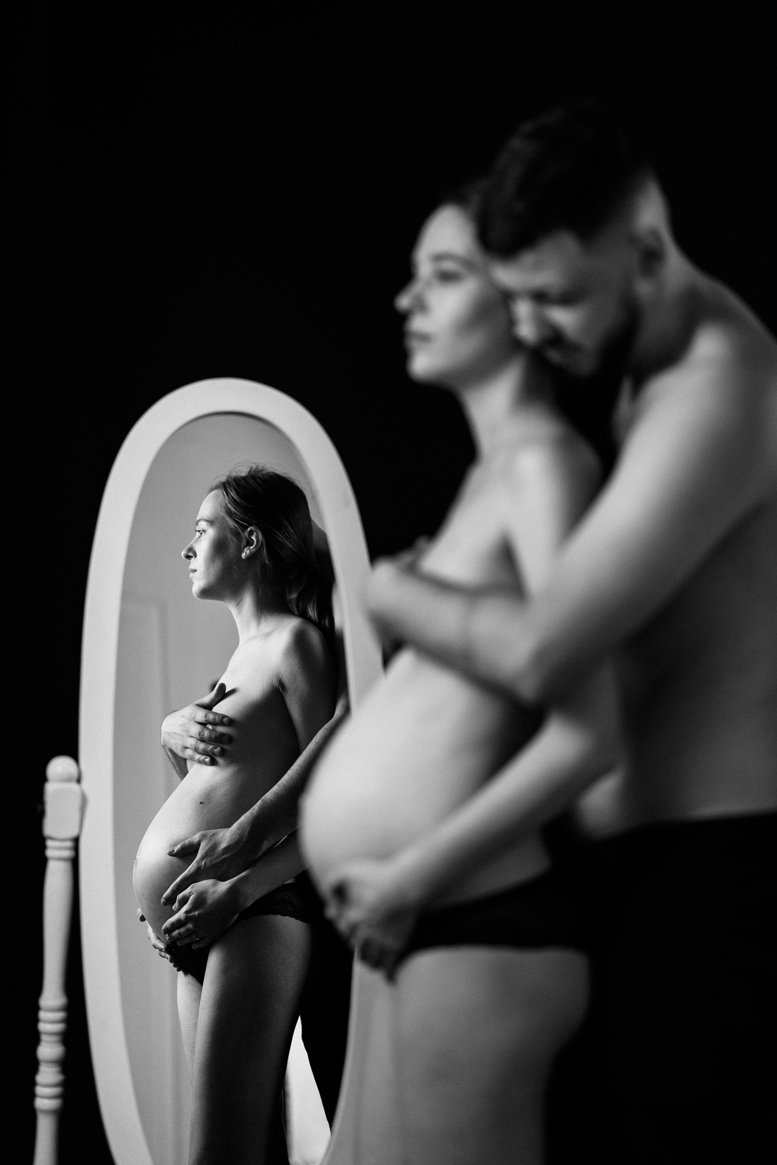 Pregnancy photo session in a photo studio with a dog. Ivan Skufinsky — wedding and family photographer in Vancouver