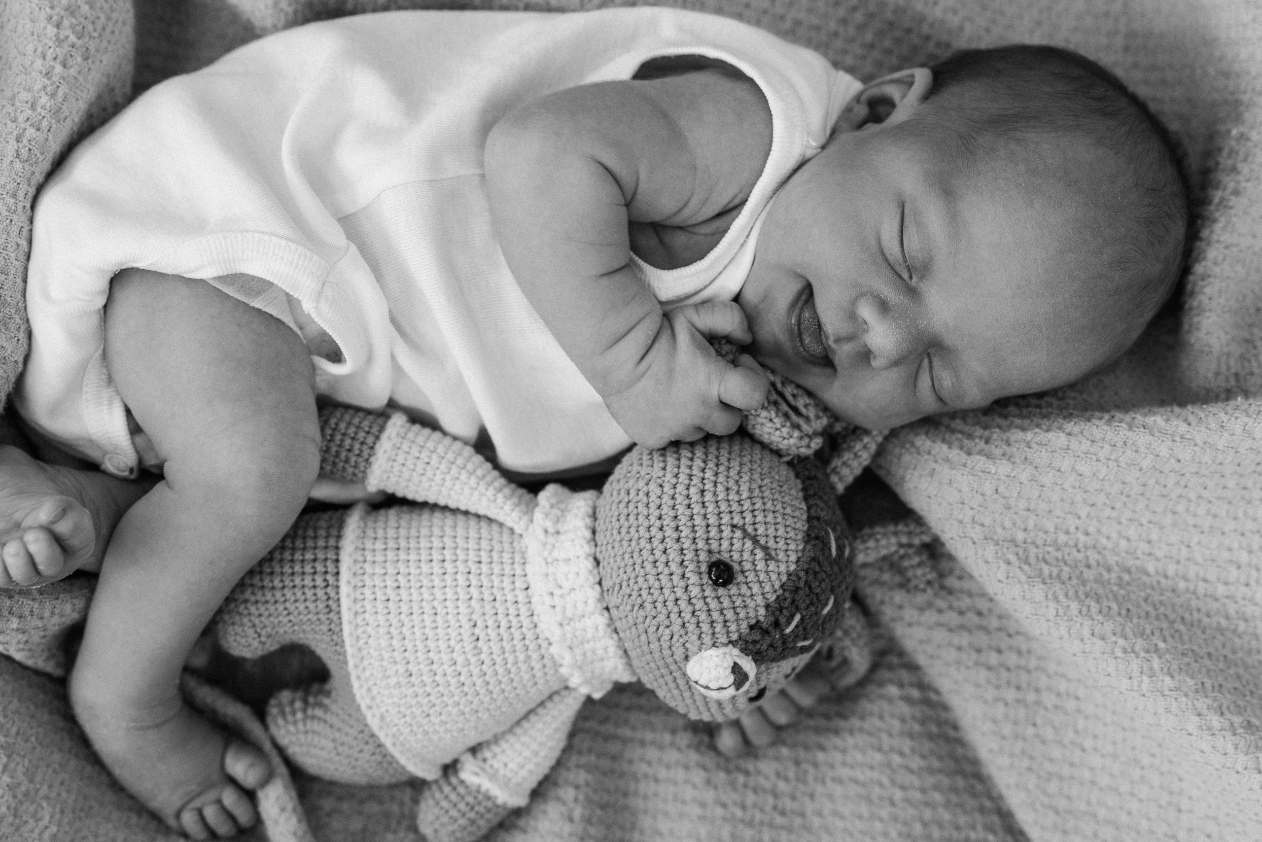 Family photo session at home. home family photo session with a newborn. Ivan Skufinsky — wedding and family photographer in Vancouver