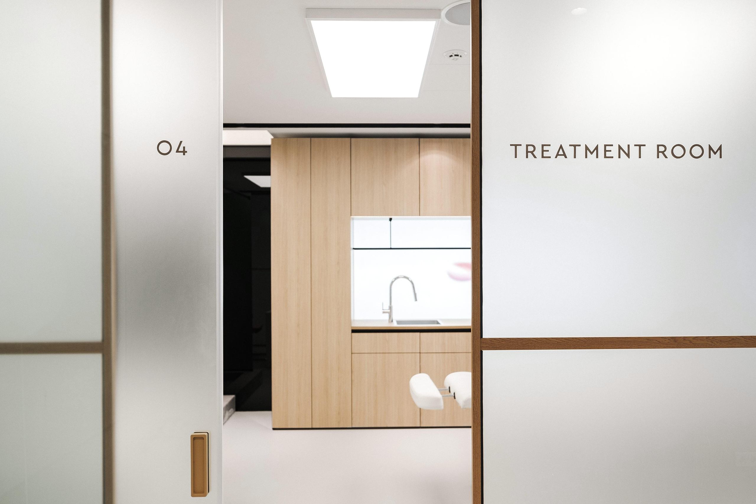 BEAUTY SAIOON OI. Ivan Skufinsky — wedding and family photographer in Vancouver