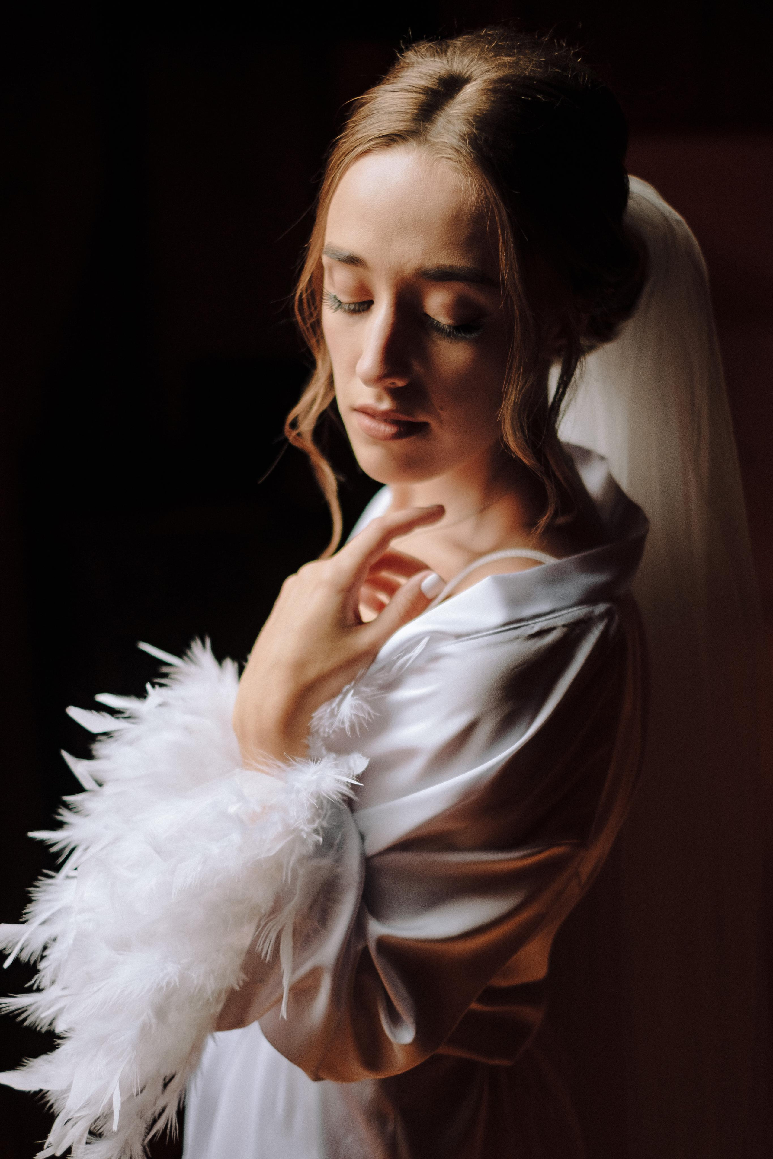 нежный портрет невесты в халатике с перьями
