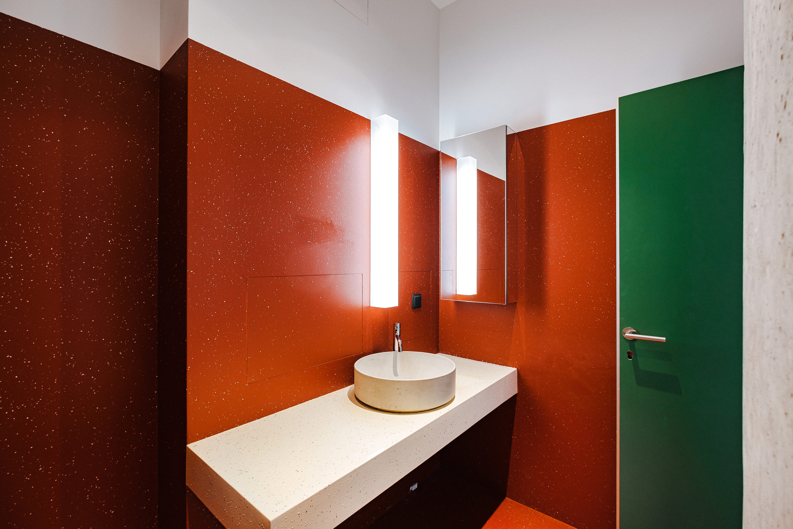 туалет с красными стенами, зеленые двери, умывальник
