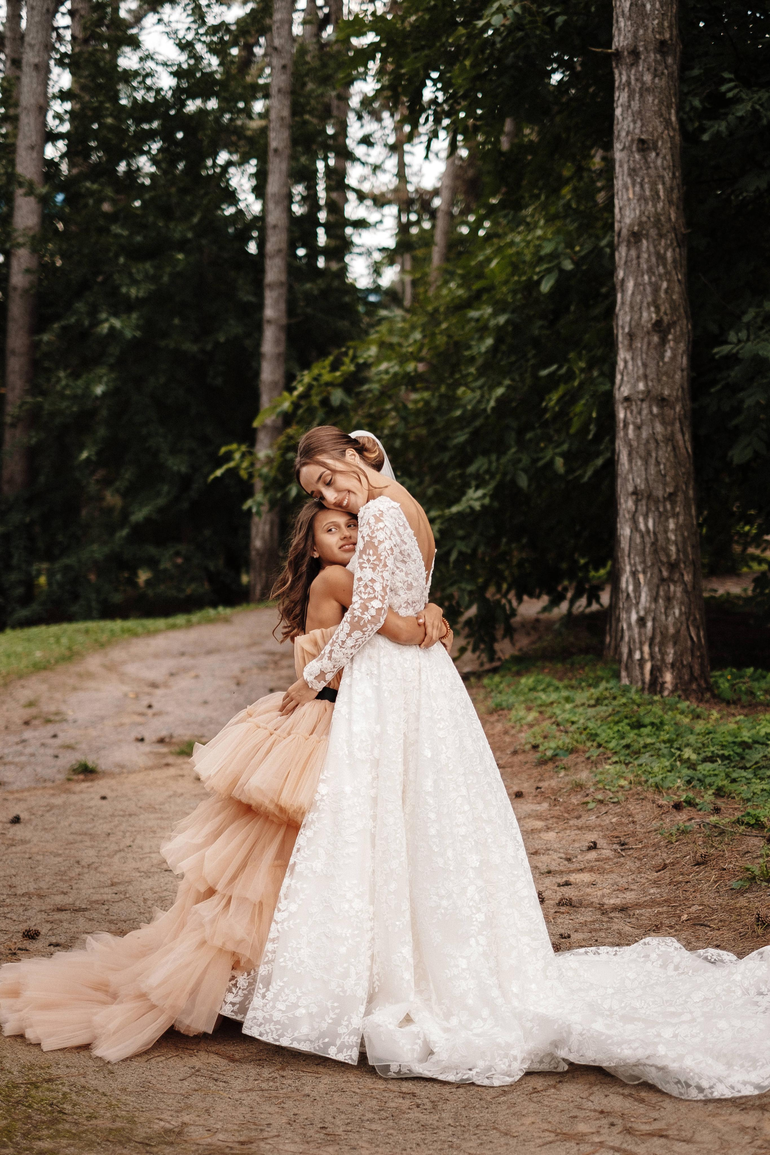 невеста обнимается с младшей сестрой